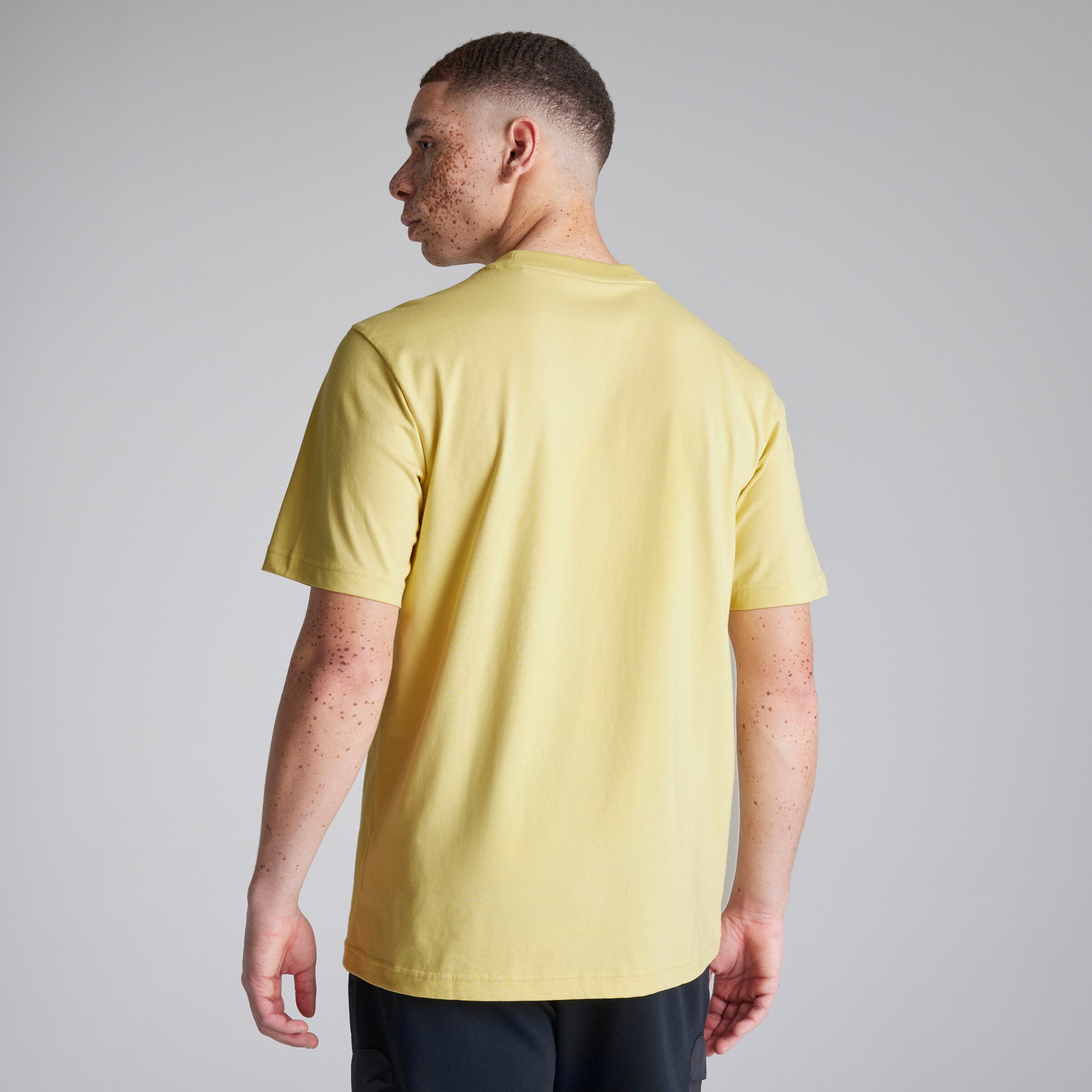 Manchester United x adidas City Escape T-Shirt Yellow Yellow Detail [2-5]
