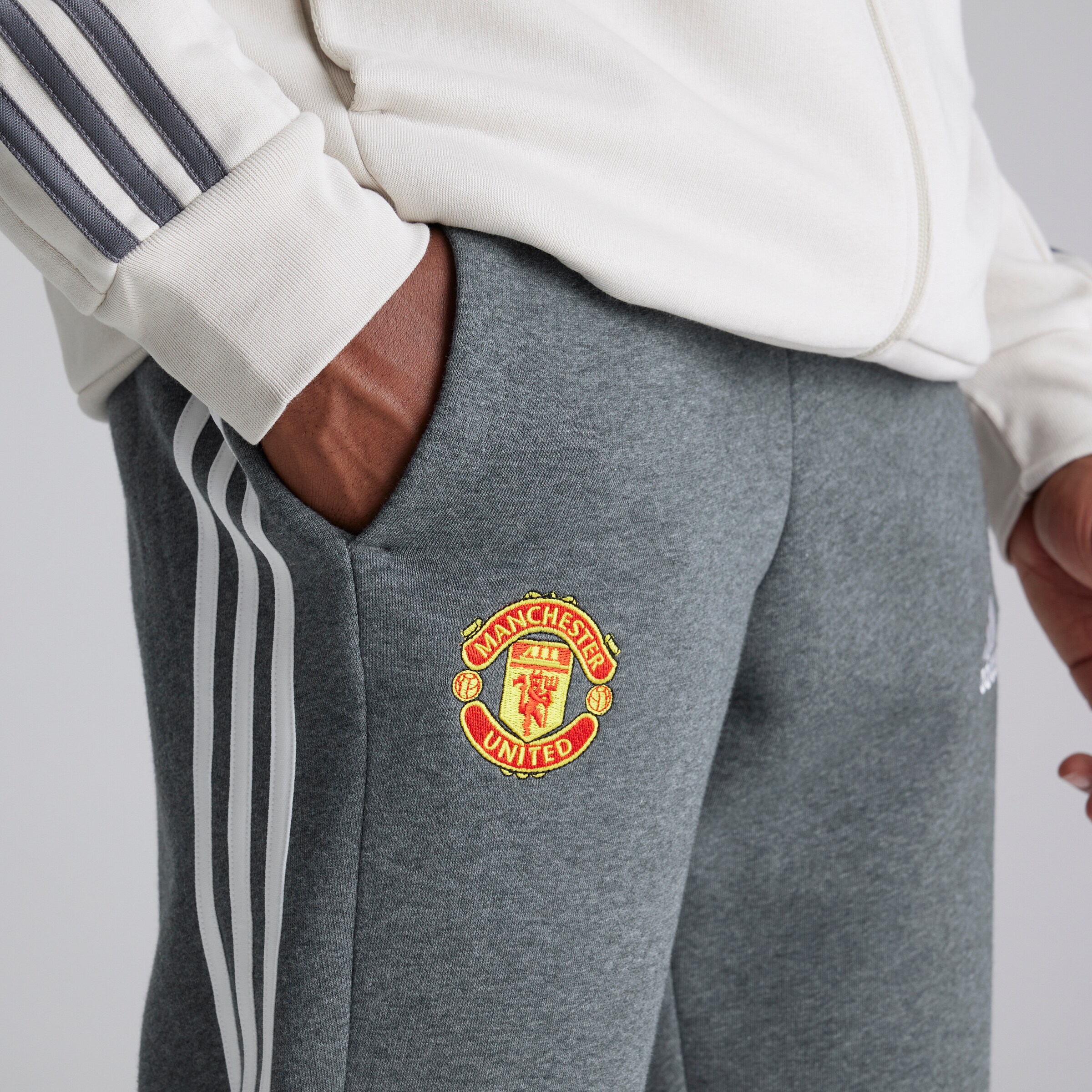 Manchester United x adidas Mens Essentials Fleece 3-Stripes Tapered Joggers Grey Détail [4-7]