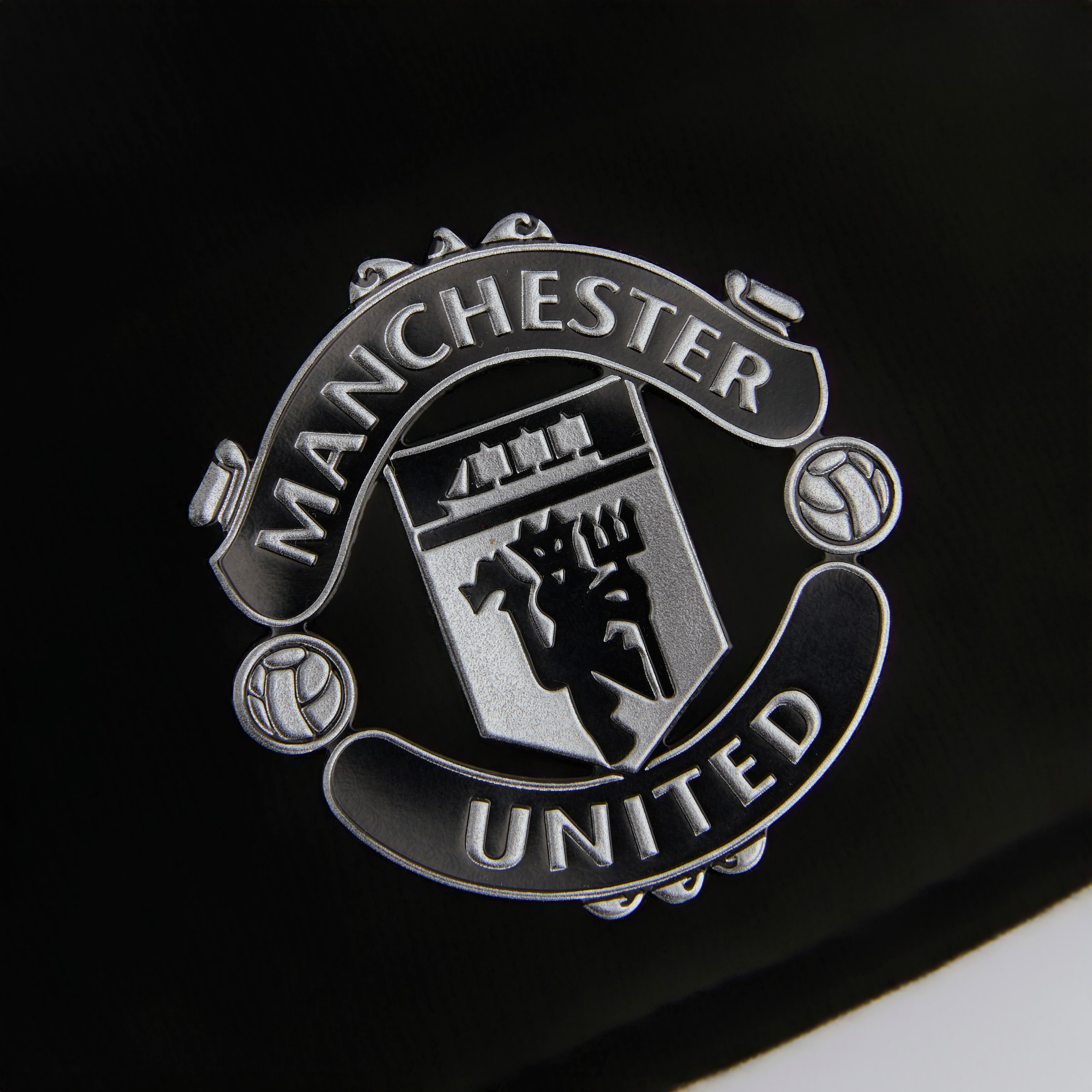 Manchester United x New Era Reflective Crest Beanie Black Black Detail [3-4]