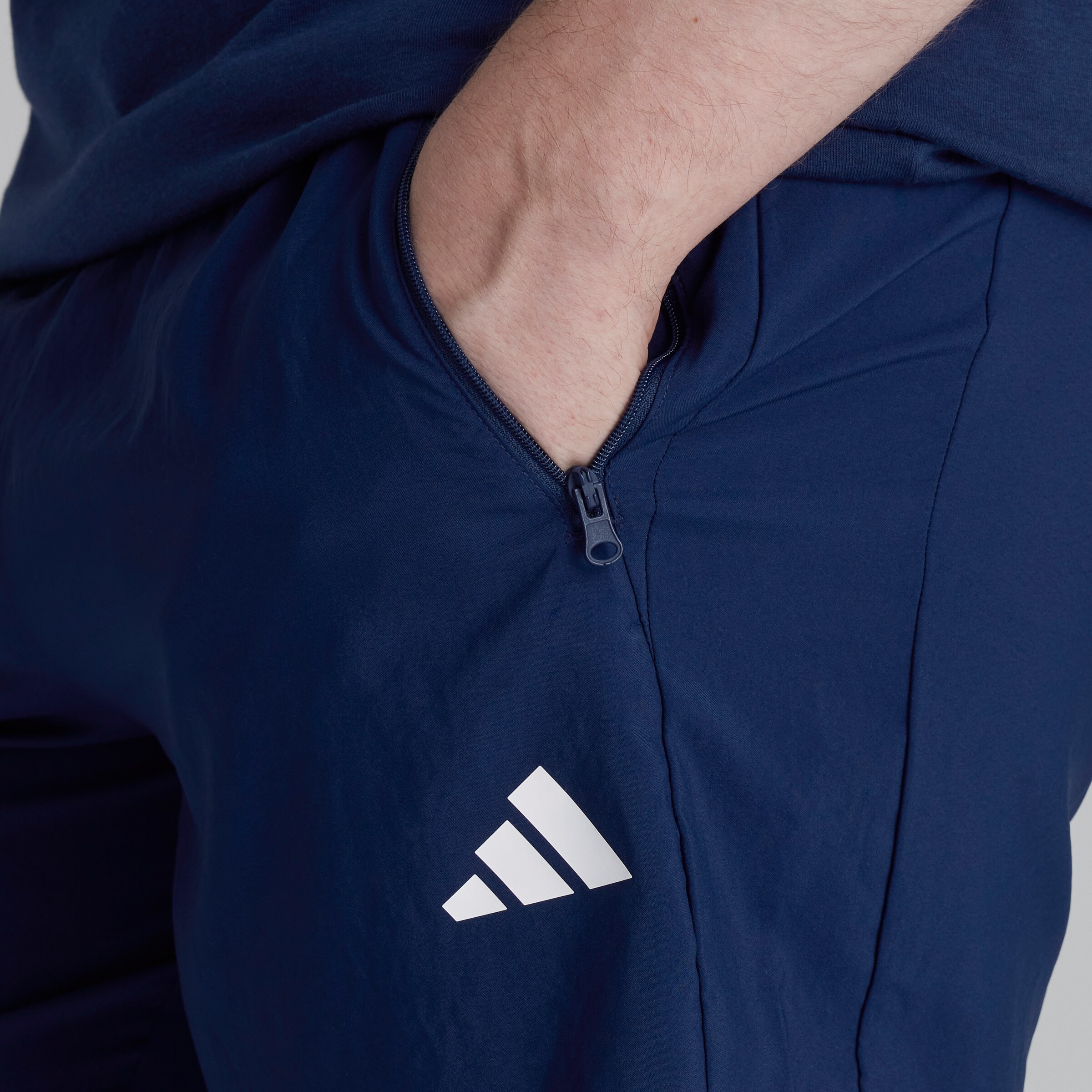 Manchester United x adidas Essentials Training AEROREADY Woven Short Blue Bleu Détail [5-8]