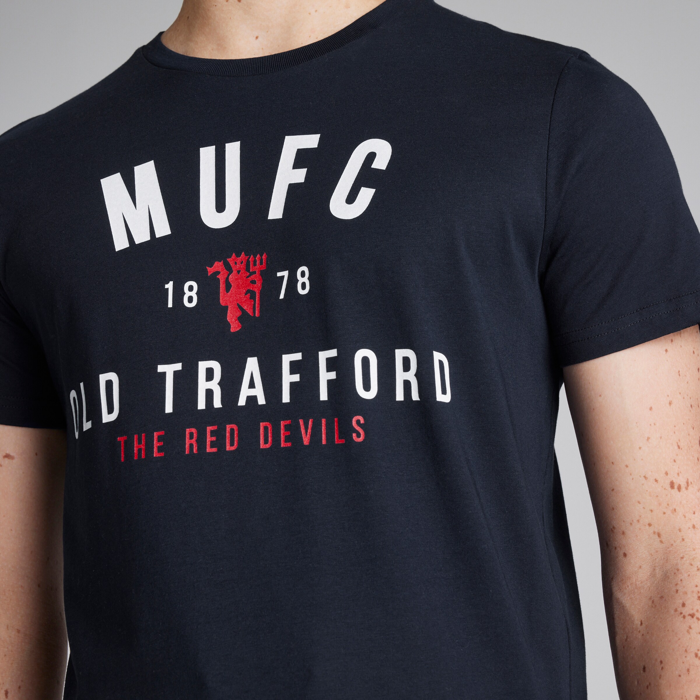 Manchester United MUFC Old Trafford T-Shirt Navy Bleu marine Détail [7-8]