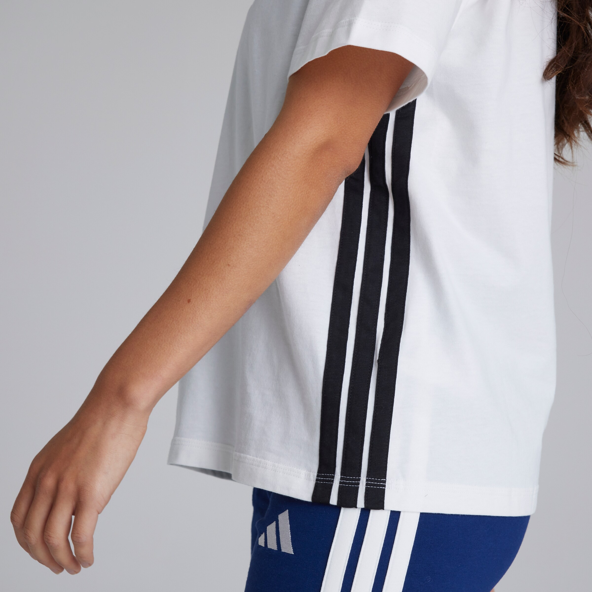 Manchester United x adidas Womens Essentials 3-Stripes Cotton T-Shirt White Blanc Détail [5-5]