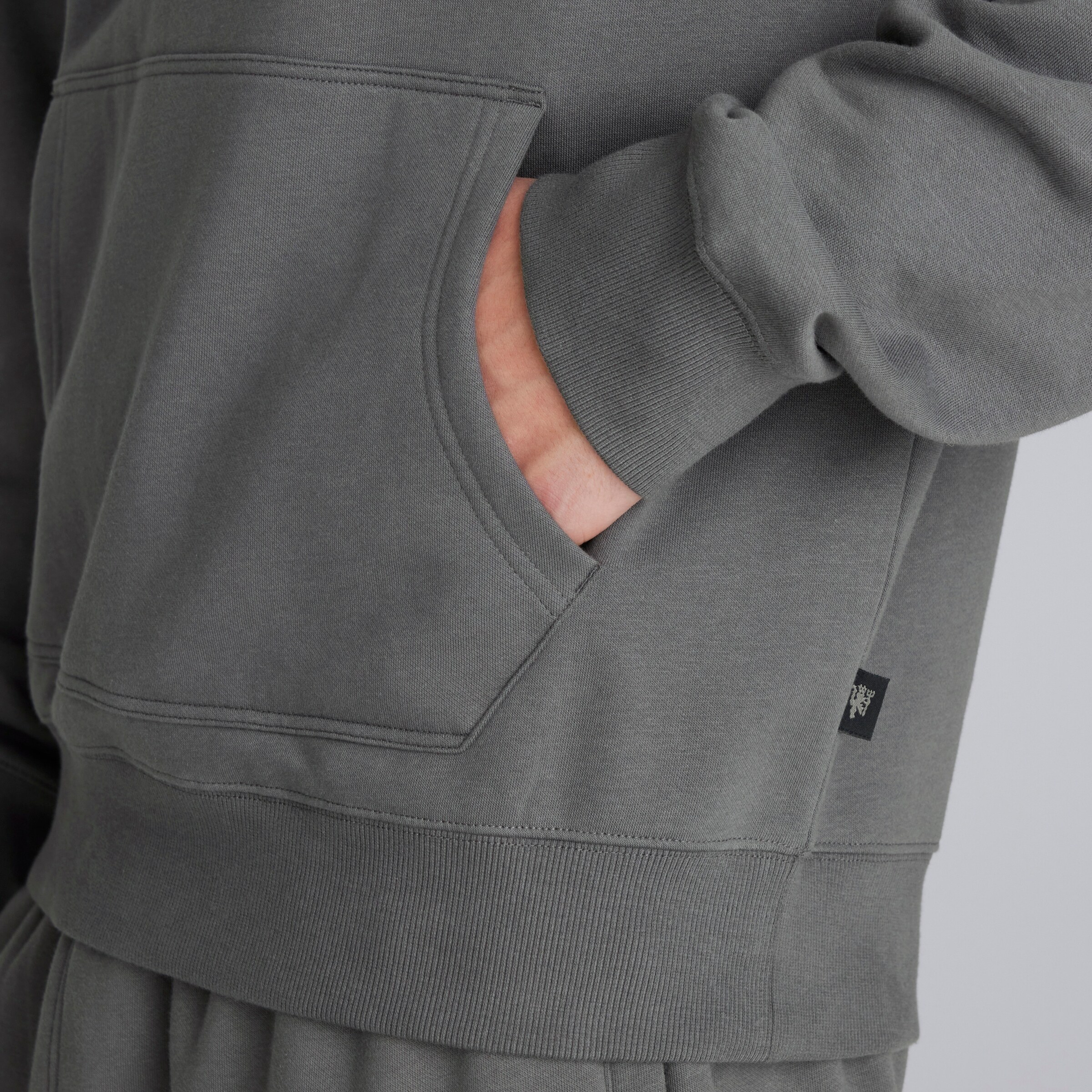 Manchester United Mens 1878 Overhead Hoodie Slate Gris Detalle [5-6]