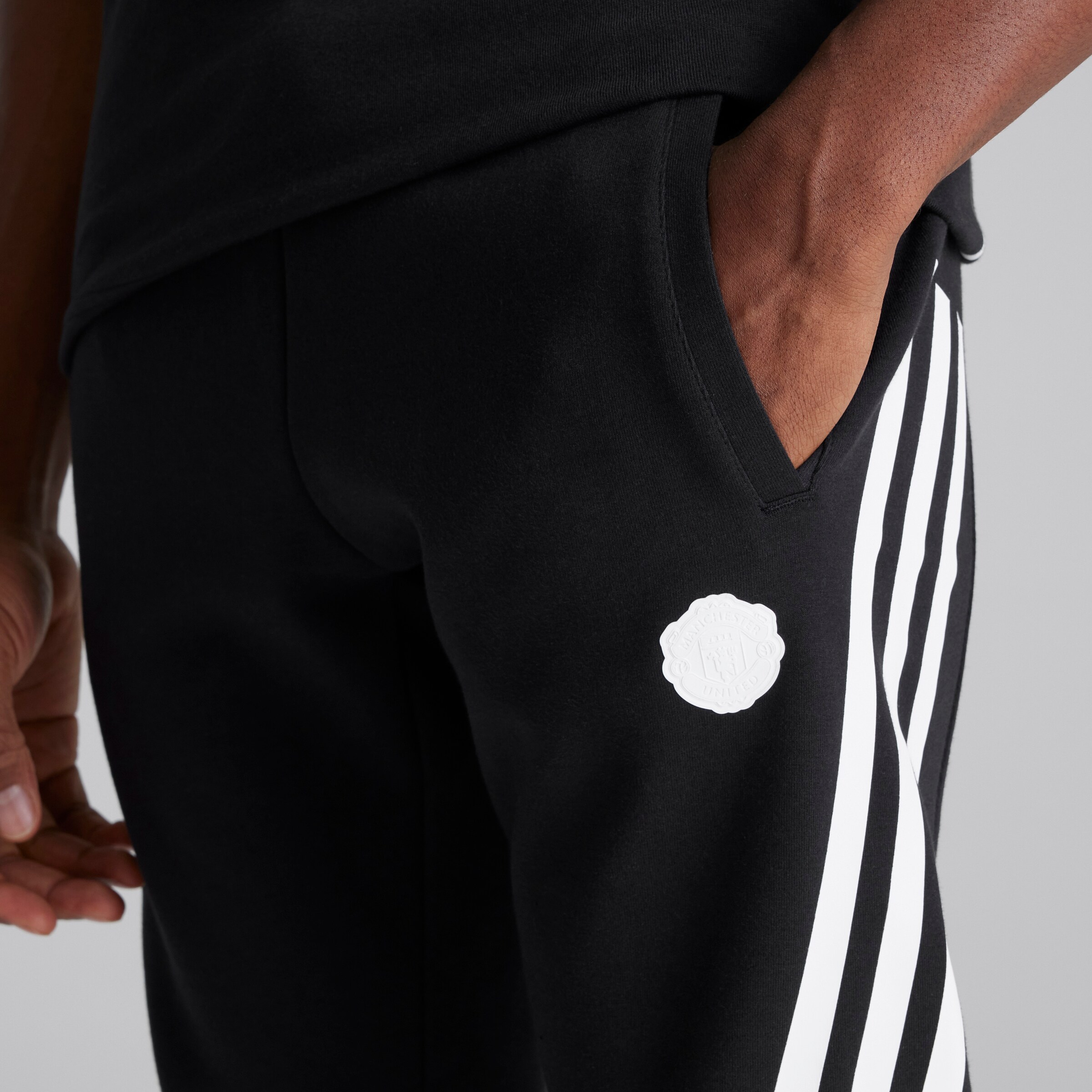 Manchester United x adidas Jogging Future Icons 3-Stripes Noir Noir Détail [4-5]