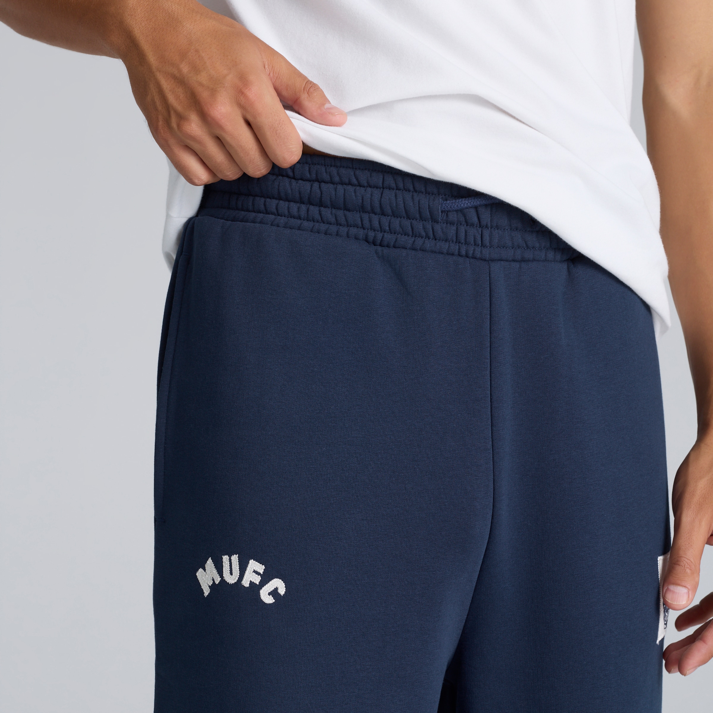 Manchester United Heritage Bar Stripe Tracksuit Bottoms Navy Beige Detail [4-5]