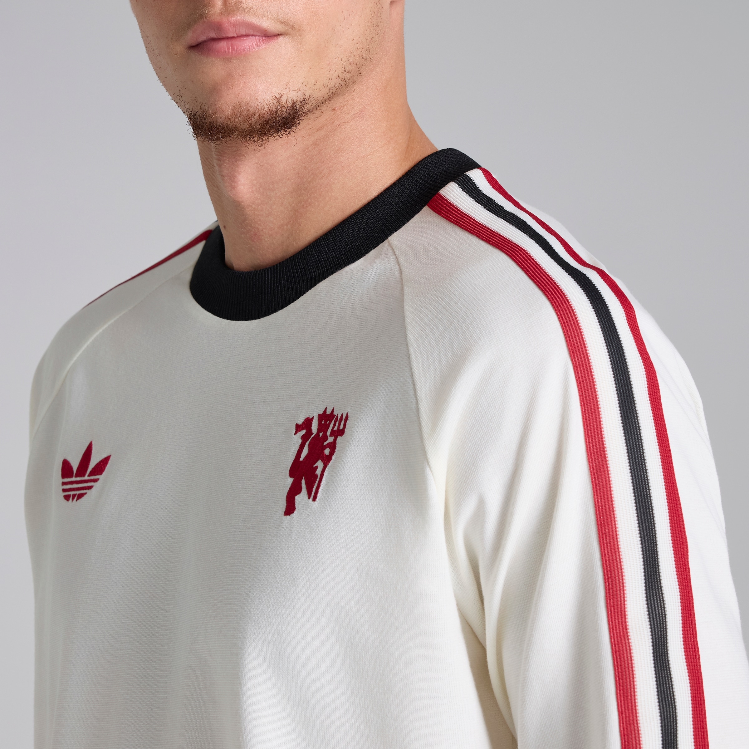 Manchester United x adidas Originals Long Sleeve T-Shirt White Detail [4-5]