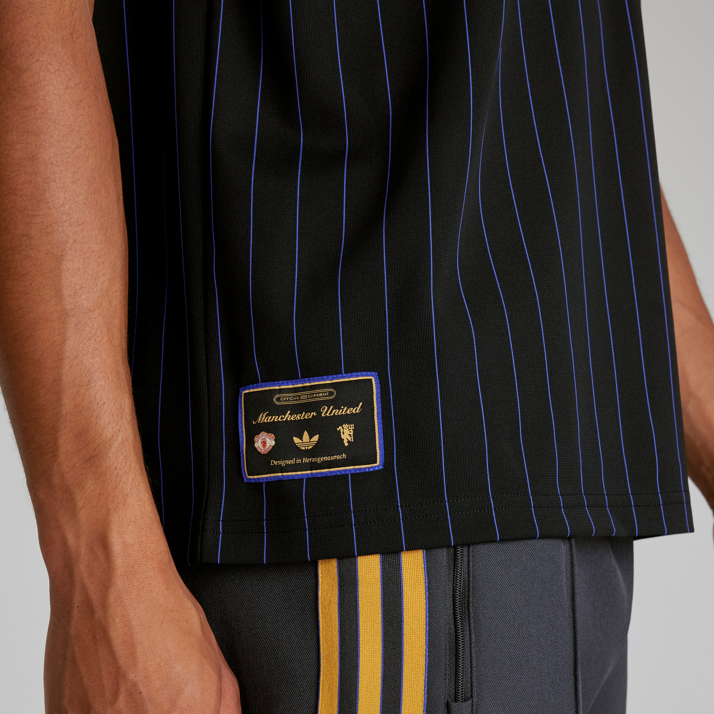 Manchester United Terrace Icons Jersey Black Detail [6-6]