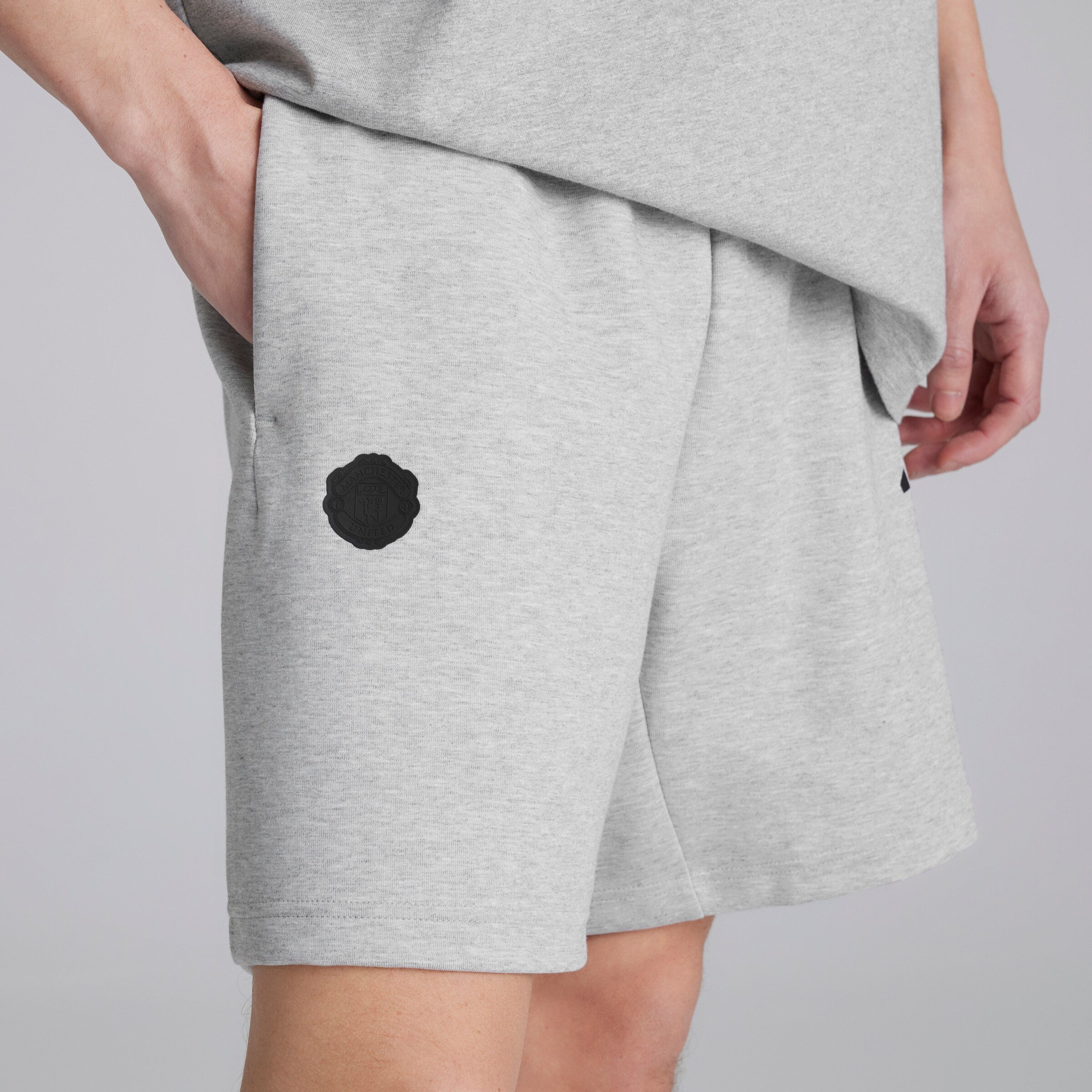 Manchester United x adidas Future Icons Short Grey Marl Gris Détail [4-5]