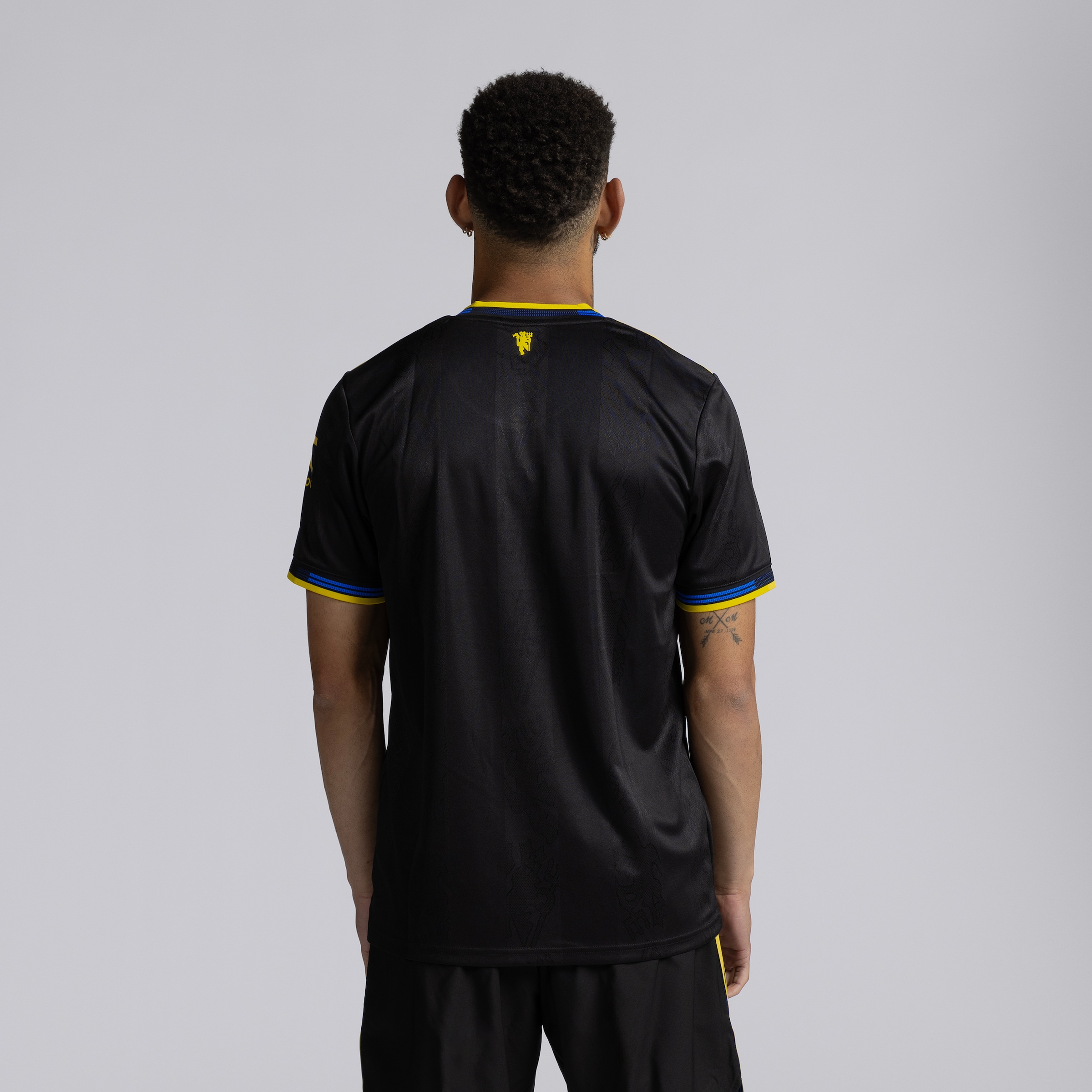 Manchester United 25/26 Third Jersey Negro Detalle [2-5]