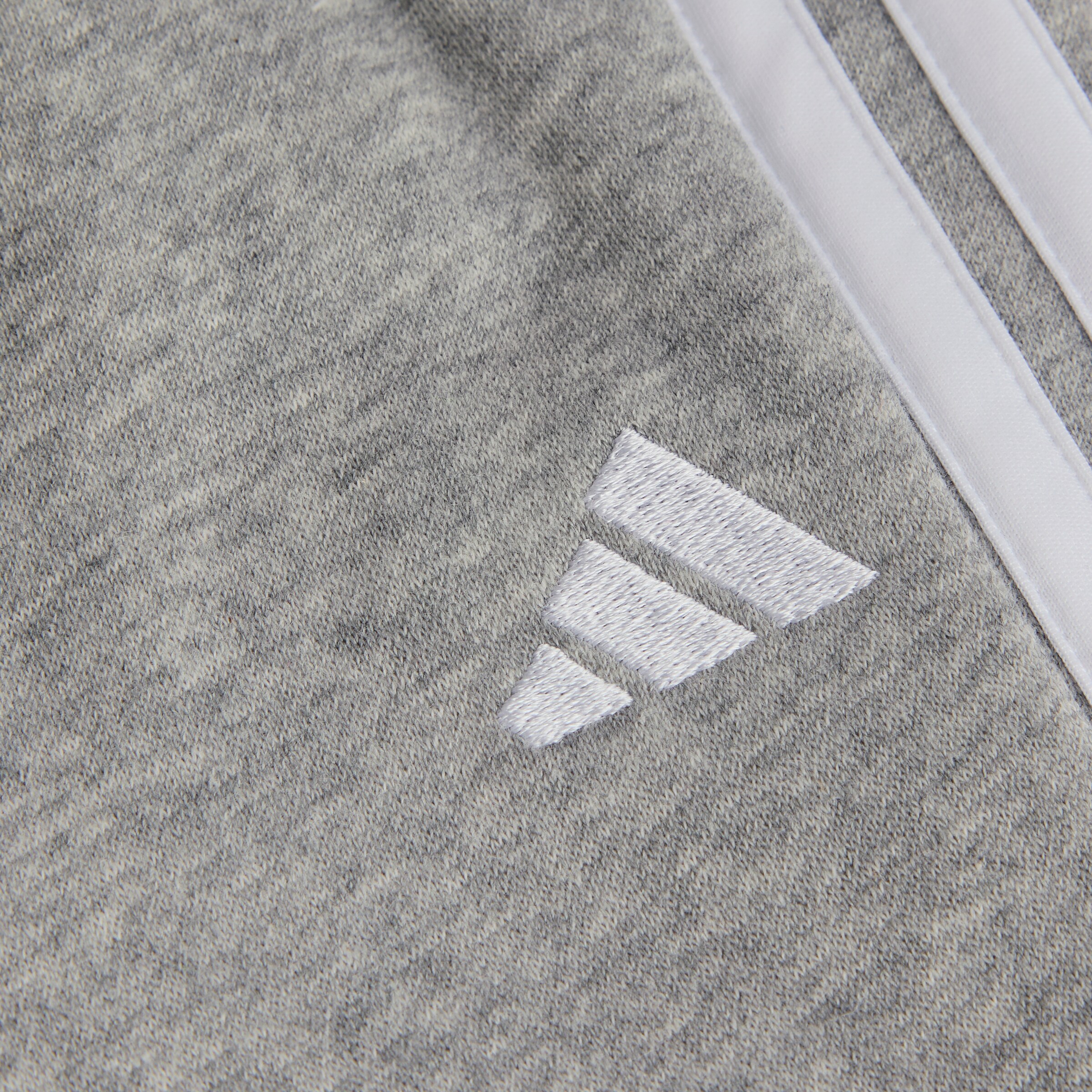 Manchester United x adidas Infant Essentials Hooded Jogger Set Pink Rose Détail [4-4]