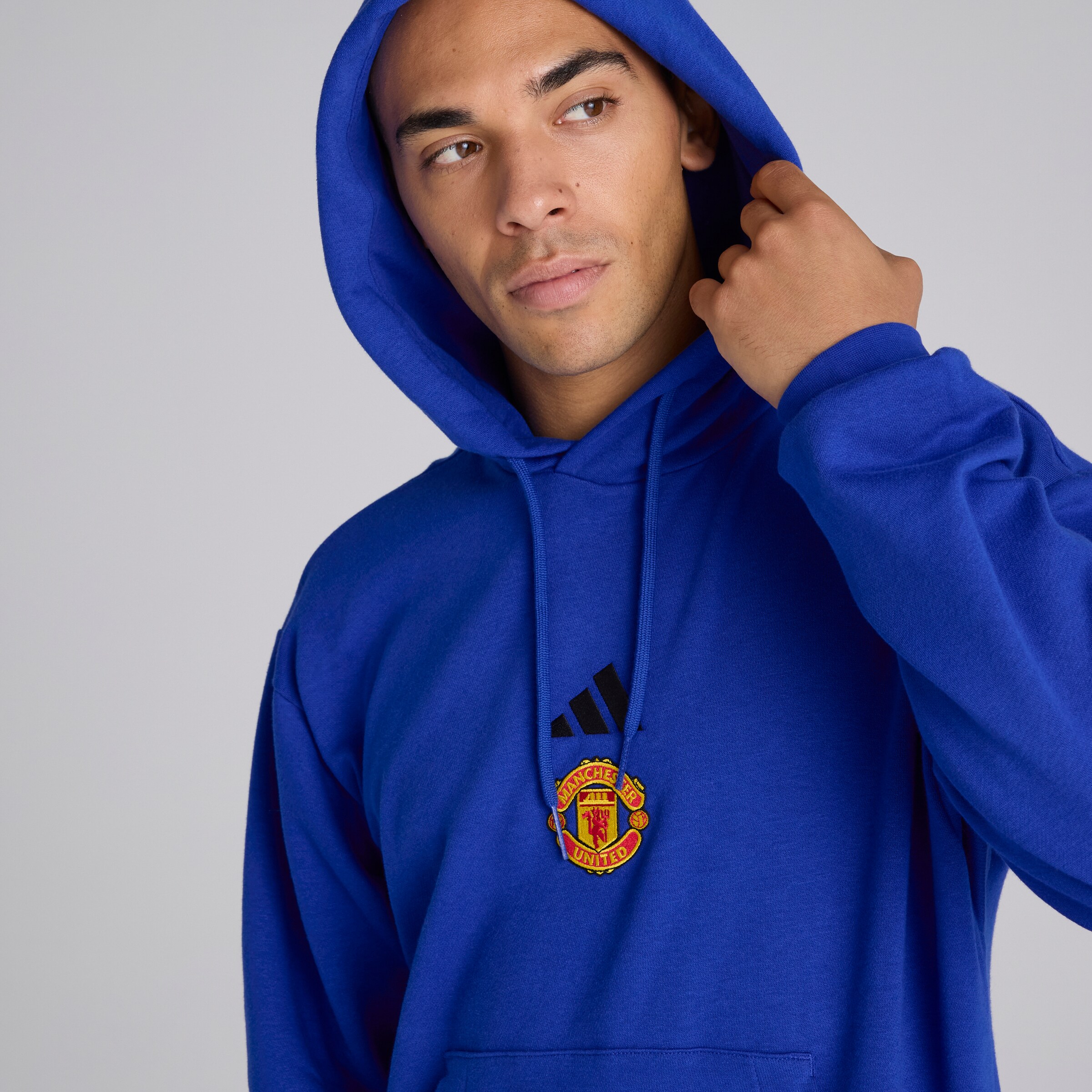 Manchester United x adidas Essentials Feelcozy Hoodie Blue Bleu Détail [6-6]
