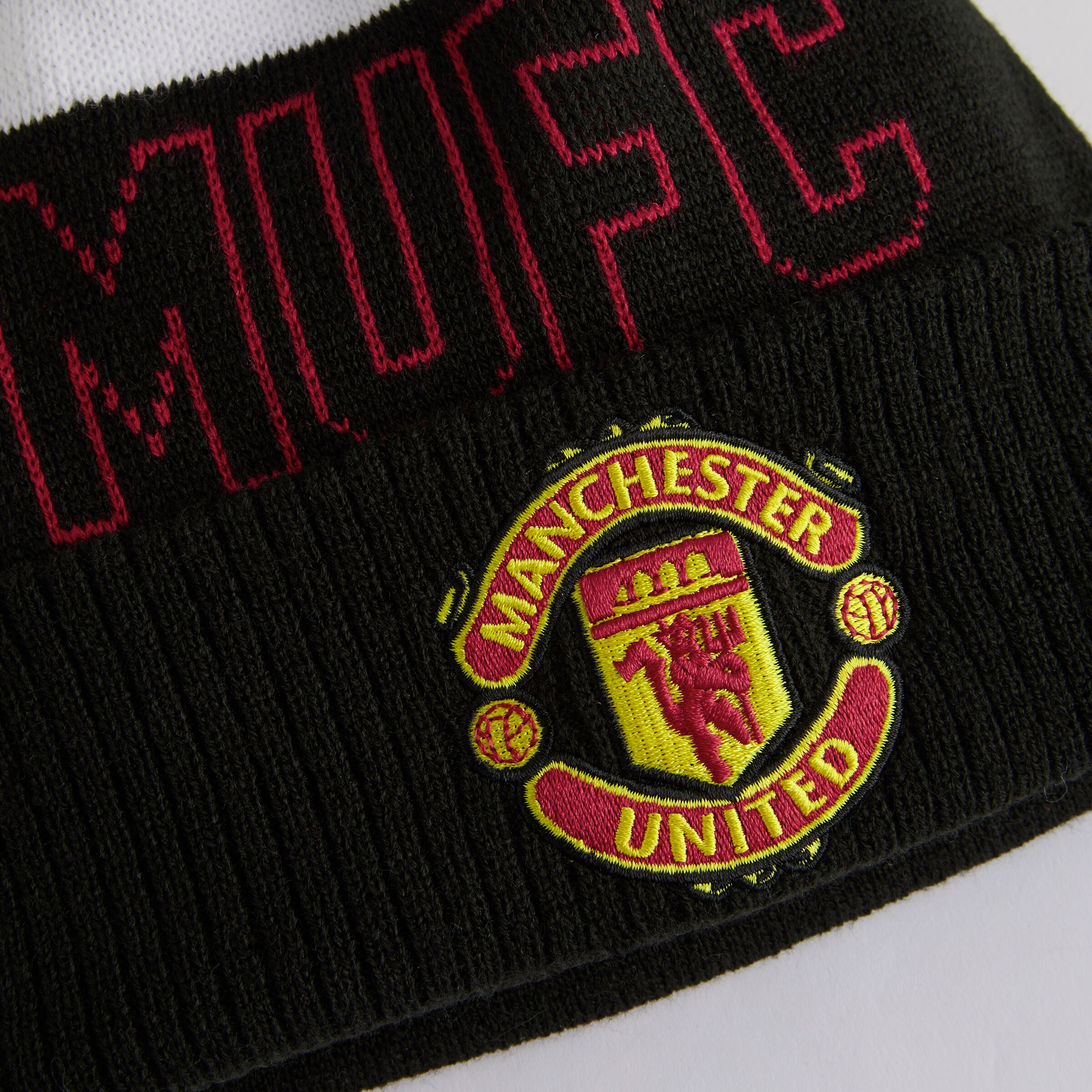 Manchester United x New Era Stripe Sport Bobble Beanie Black Black Detail [4-4]