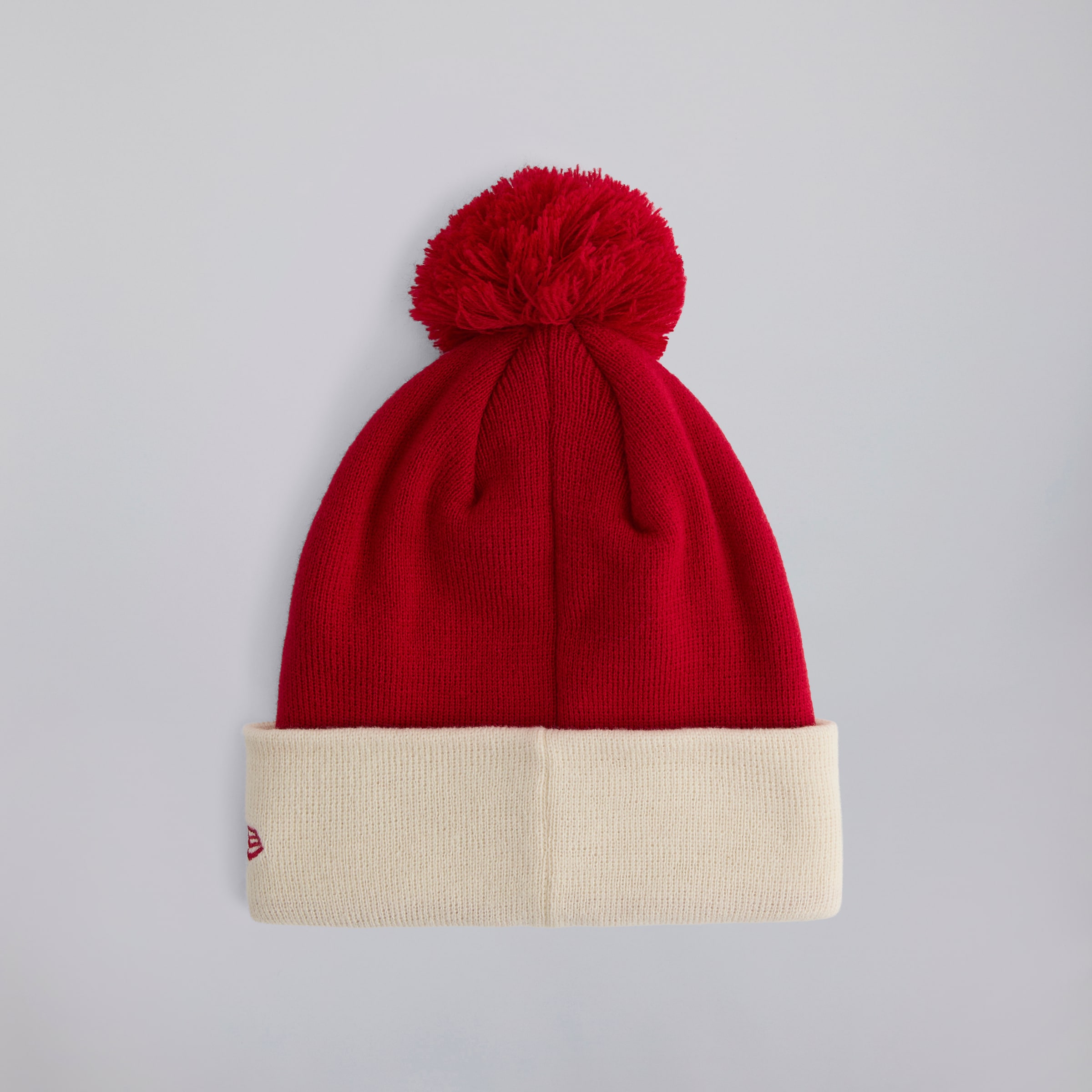 Manchester United x New Era Contrast Bobble Beanie Red Beige Detail [2-4]