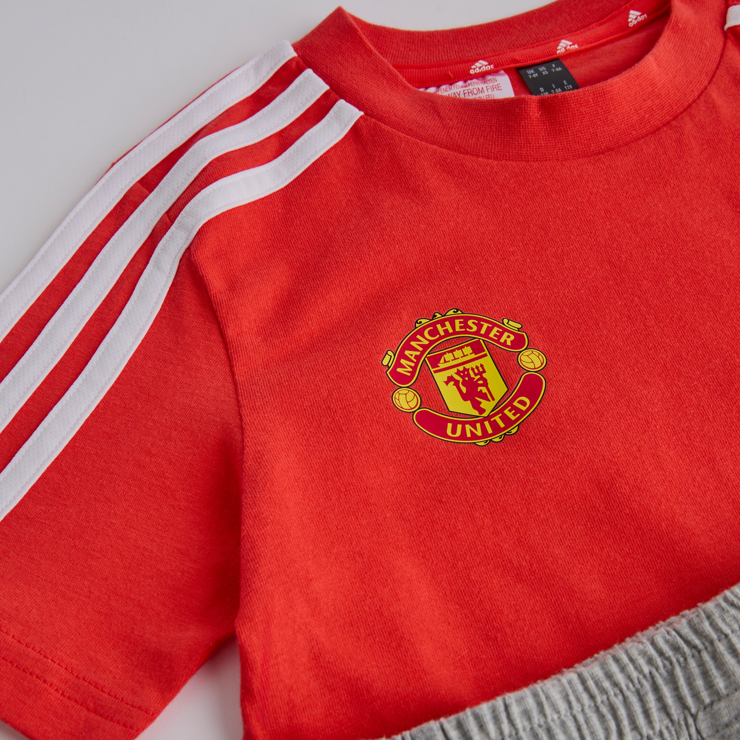 Manchester United x adidas Kids Essentials 3-Stripes Shorts Set Red/Grey Détail [3-4]