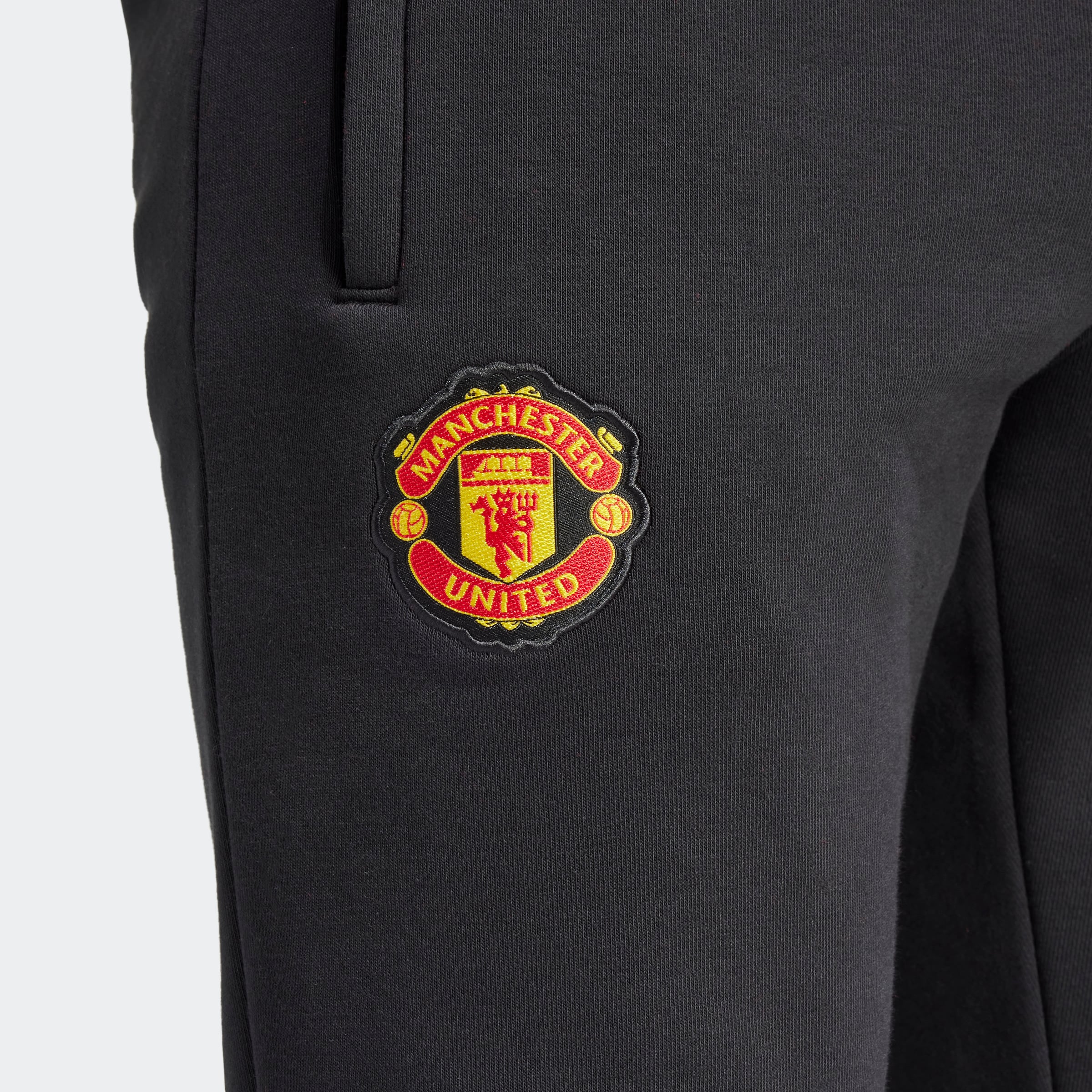 Manchester United Essentials Trefoil Tracksuit Bottoms Detail [3-3]