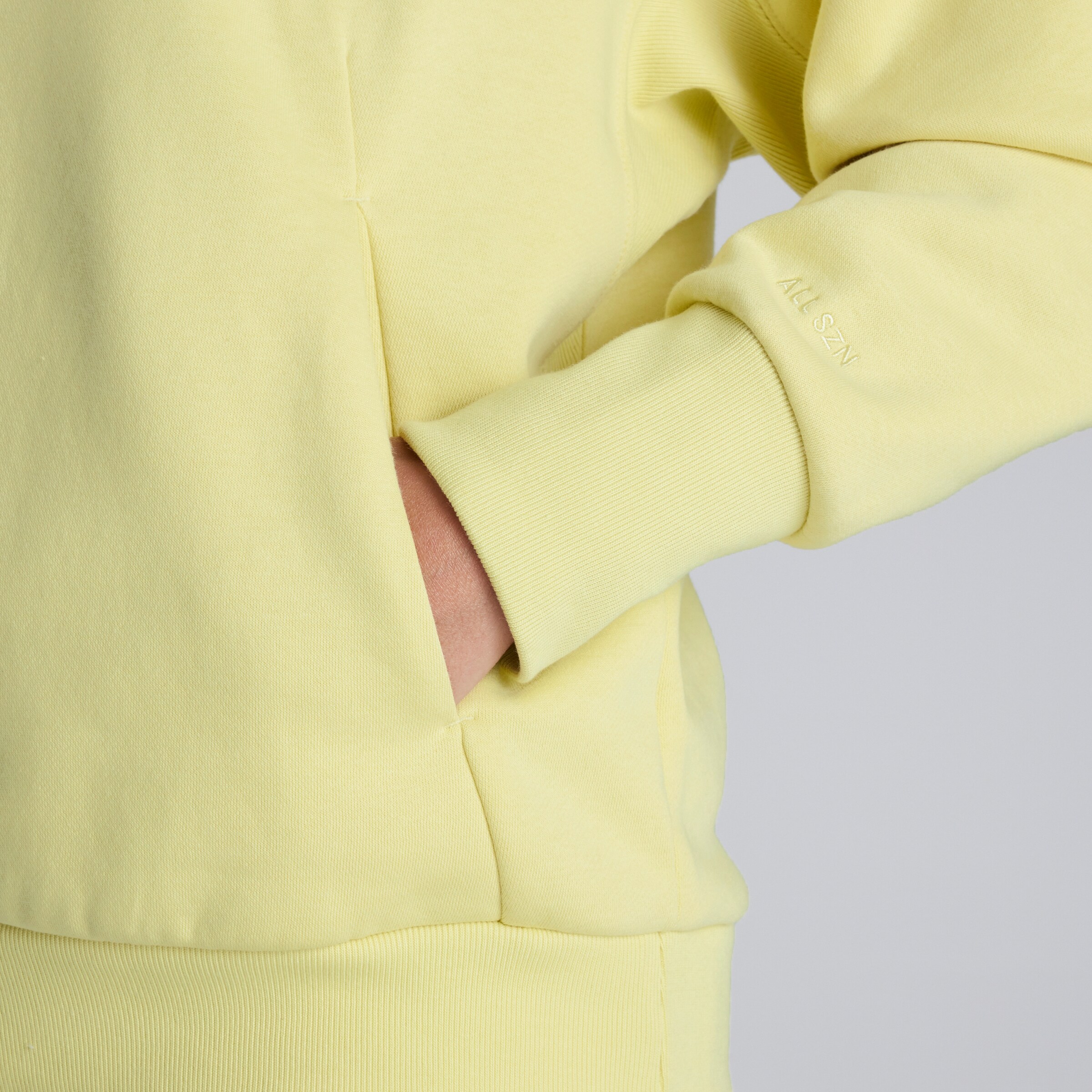 Manchester United x adidas Womens ALL SZN Fleece Hoodie Yellow Jaune Détail [4-6]