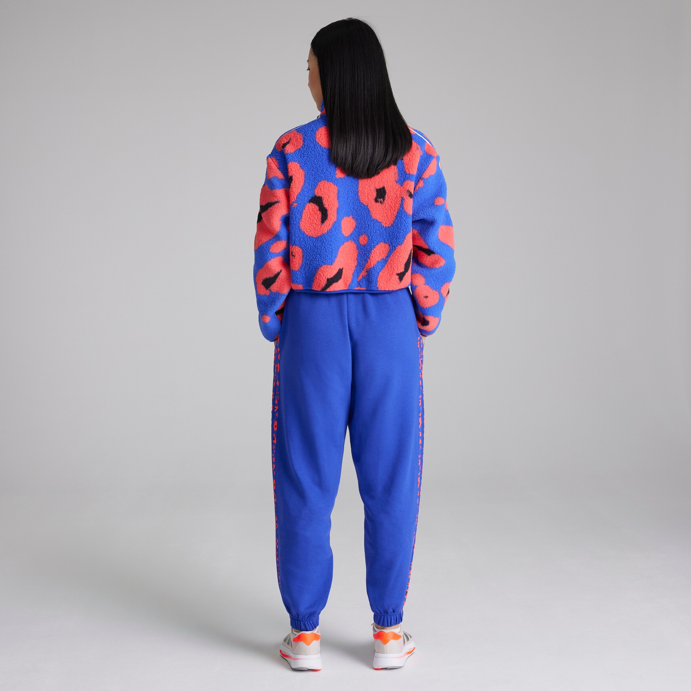 Manchester United x adidas Womens Essentials 3-Stripes Animal Print 7/8 Joggers Blue Bleu Détail [2-4]