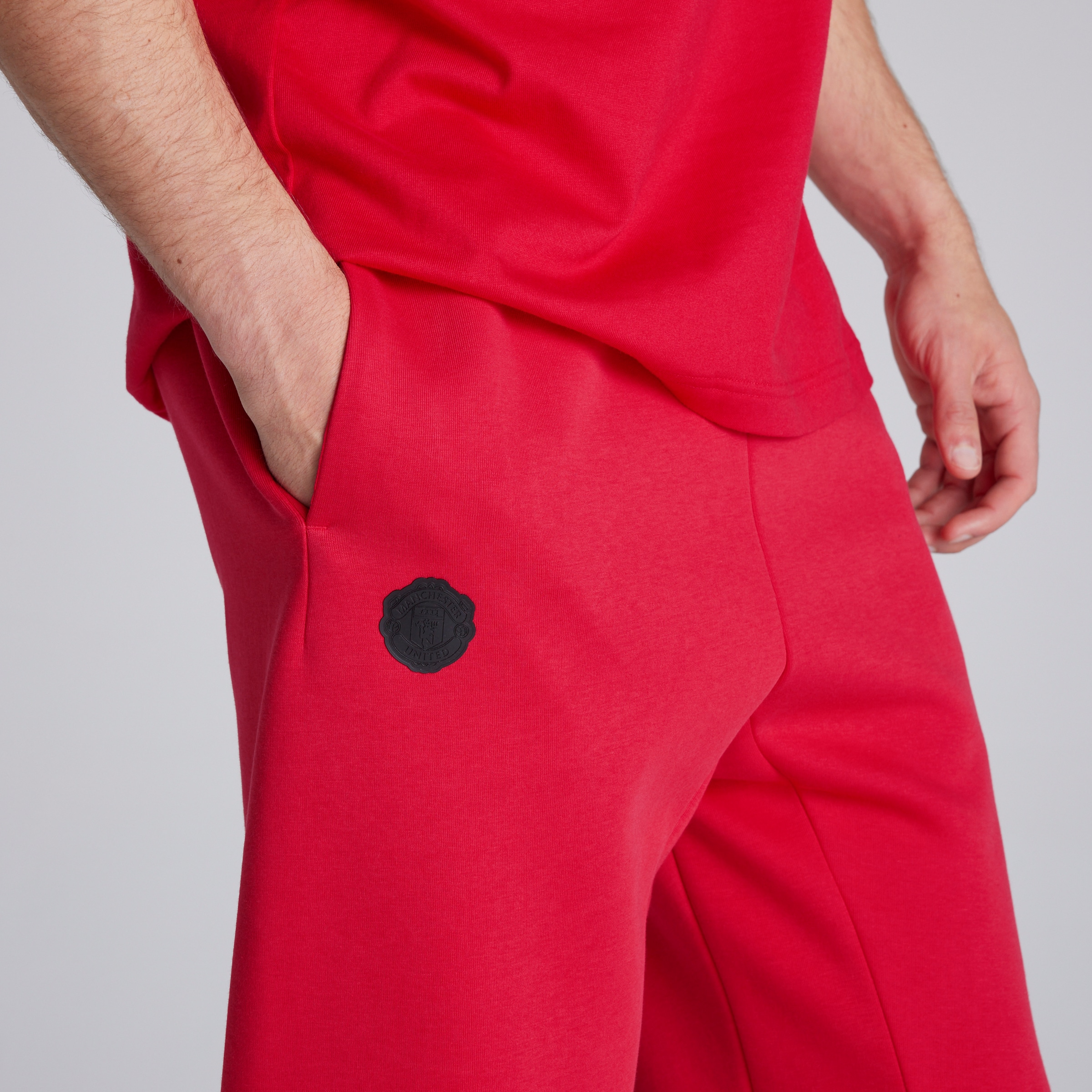 Manchester United x adidas Future Icons Joggers Red Rouge Détail [5-6]