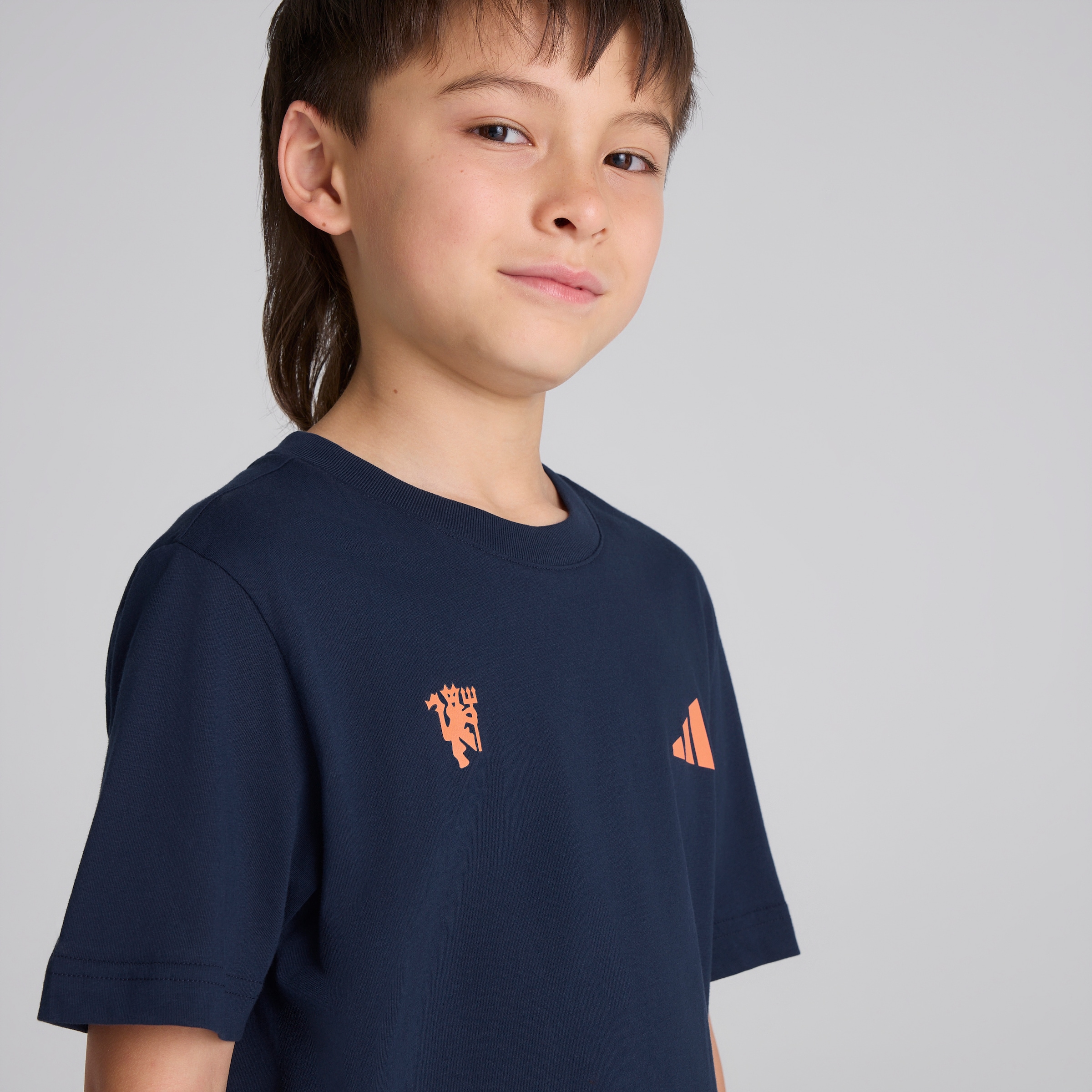 Manchester United x adidas Kids Golf Graphic T-Shirt Navy Navy blue Detail [4-6]