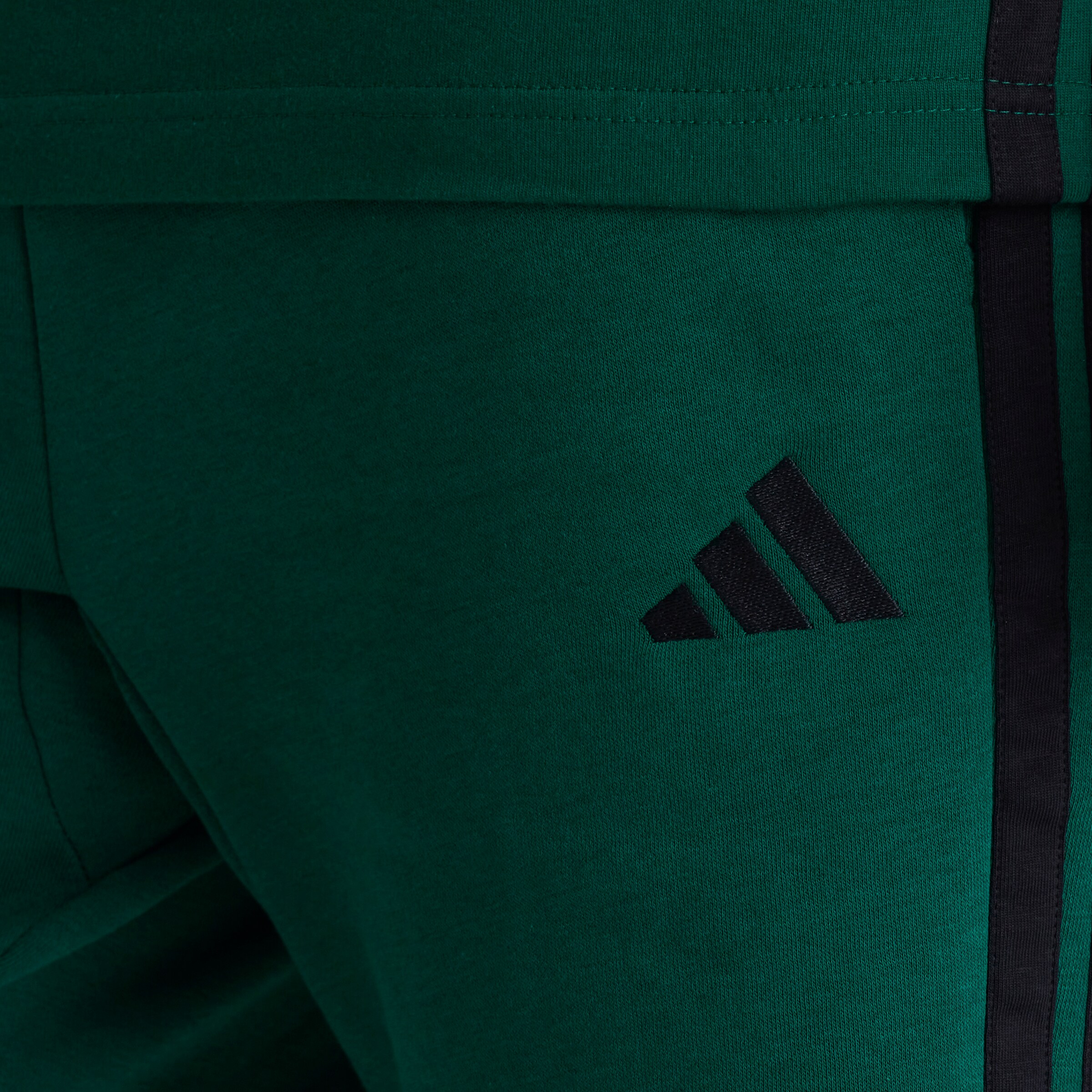 Manchester United x adidas Essentials 3-Stripes Fleece Short Green Vert Détail [5-6]