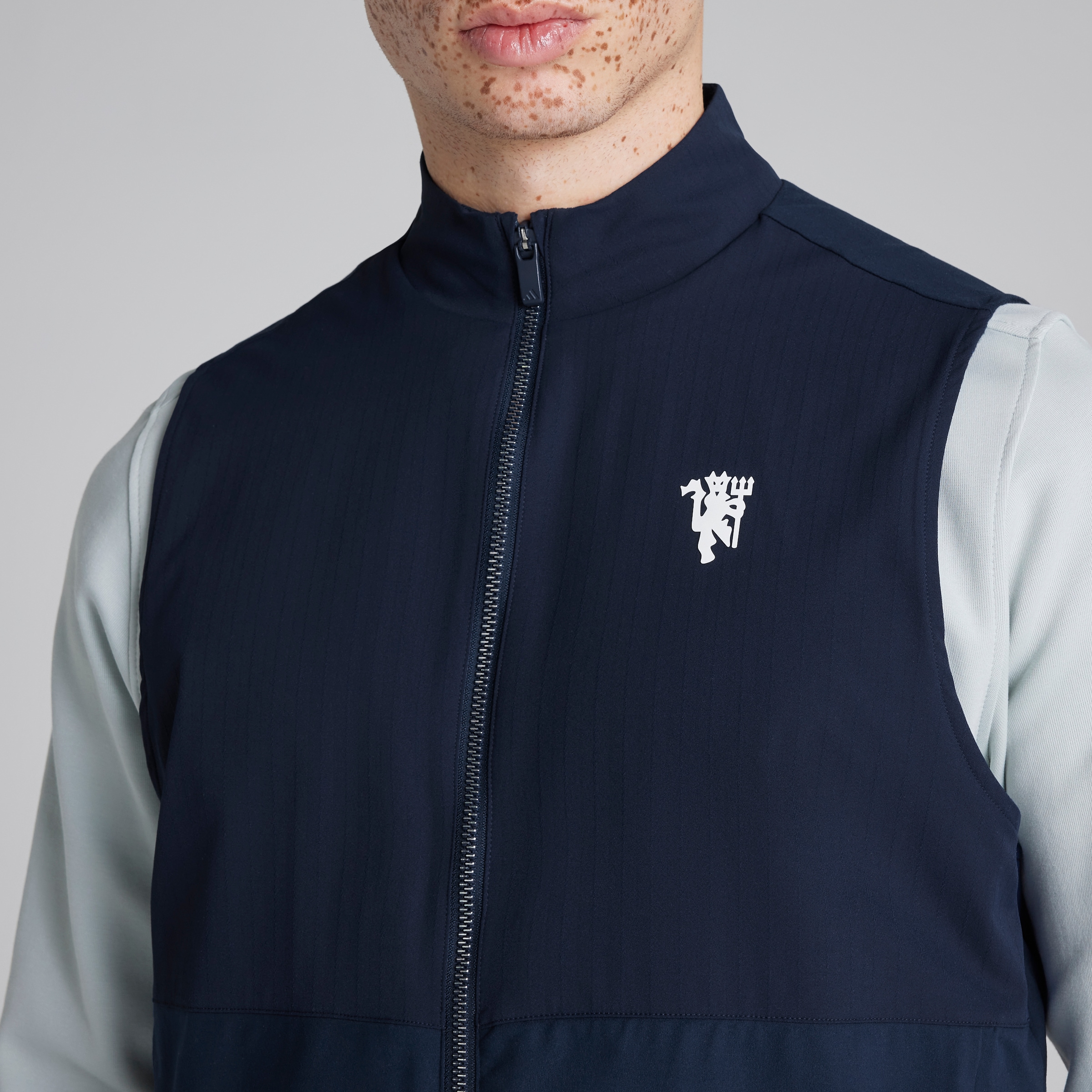 Manchester United x adidas Golf Ultimate365 Tour Full-Zip Vest Navy Navy blue Detail [4-5]