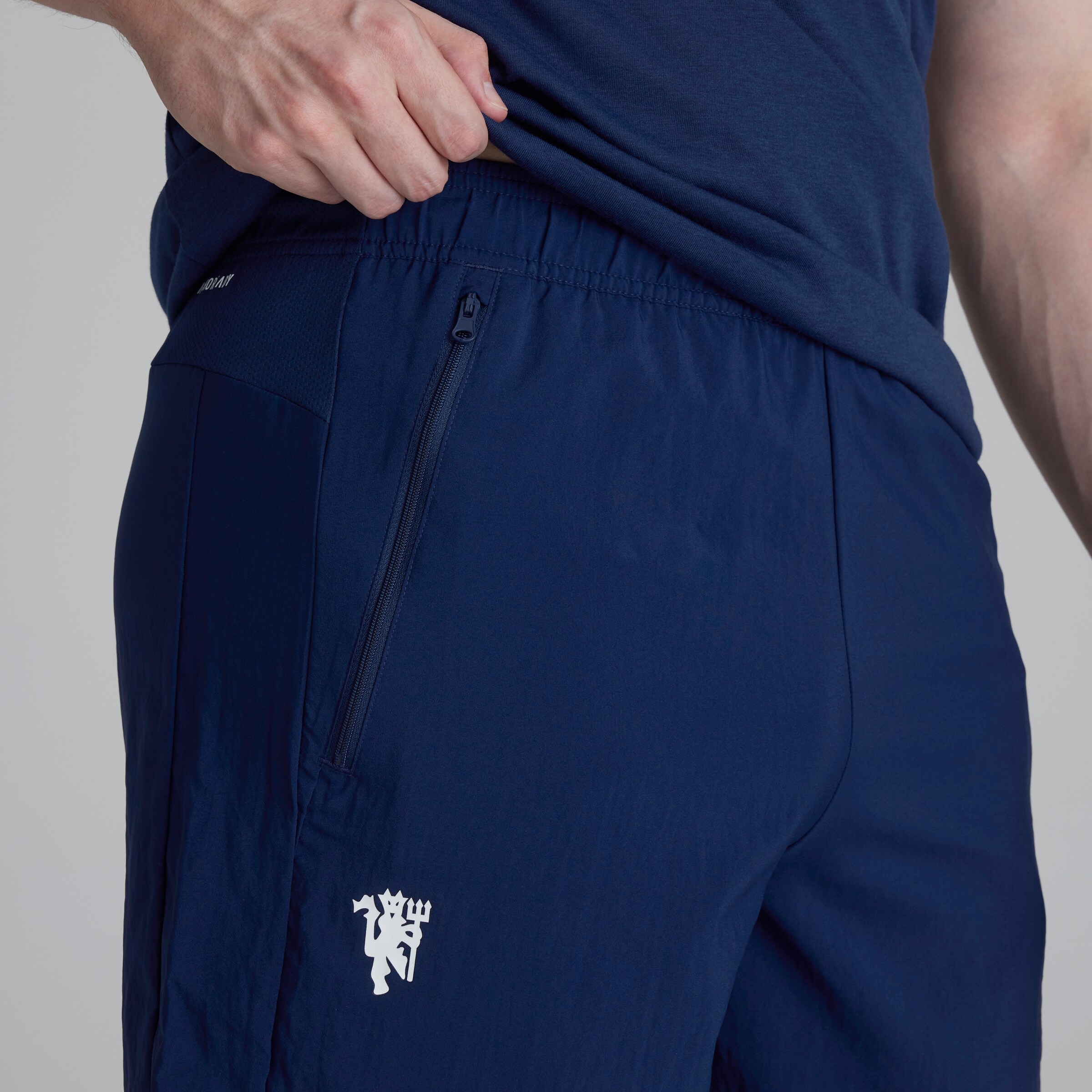 Manchester United x adidas Essentials Training AEROREADY Woven Short Blue Bleu Détail [6-8]