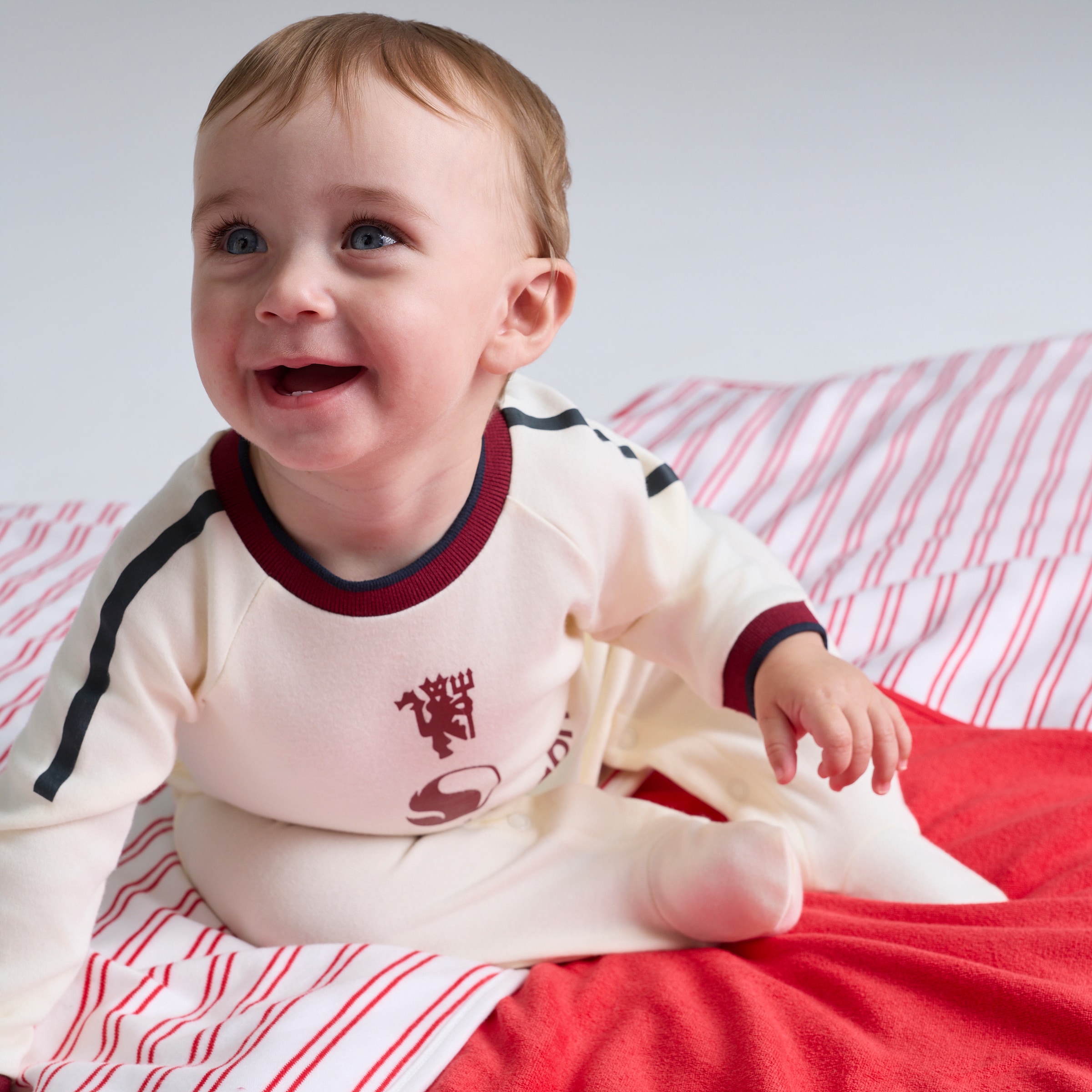 Manchester United Baby 26/27 Third Sleepsuit Off-White White Detail [3-5]