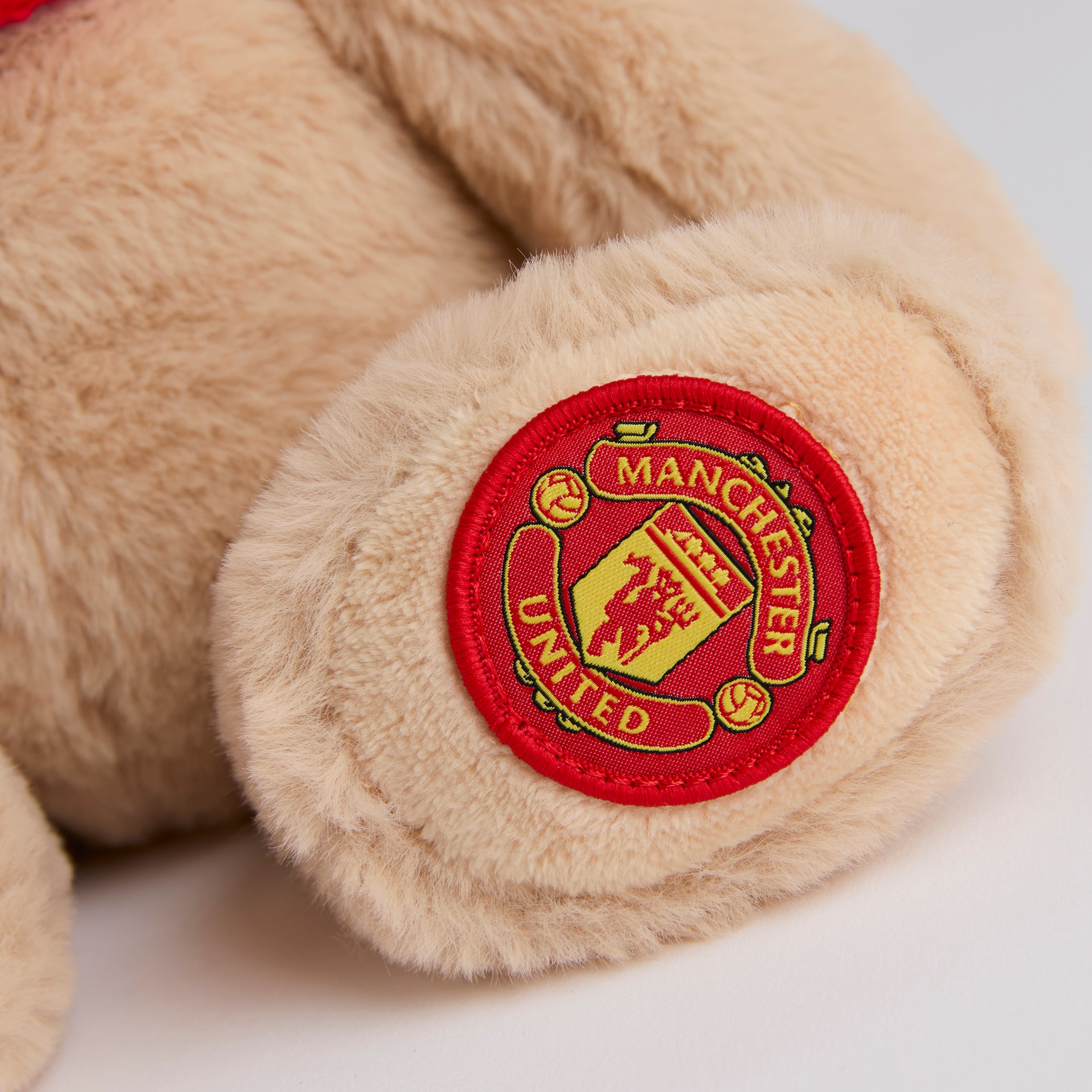 购买 Manchester United Bar Scarf Bear Plush Manchester United 商店