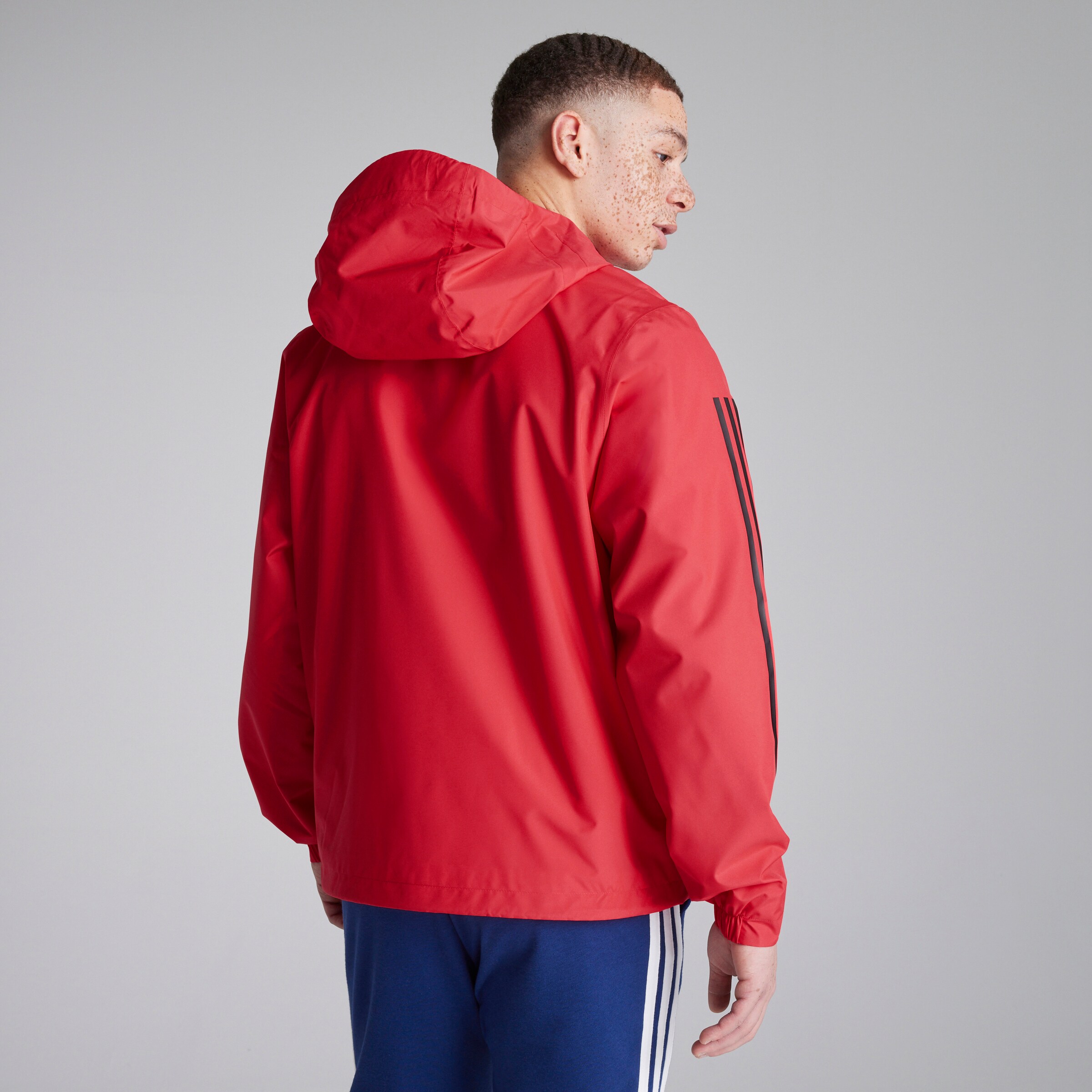 Manchester United x adidas Essentials 3-Stripes Rain Ready Jacket Red Rouge Détail [2-5]