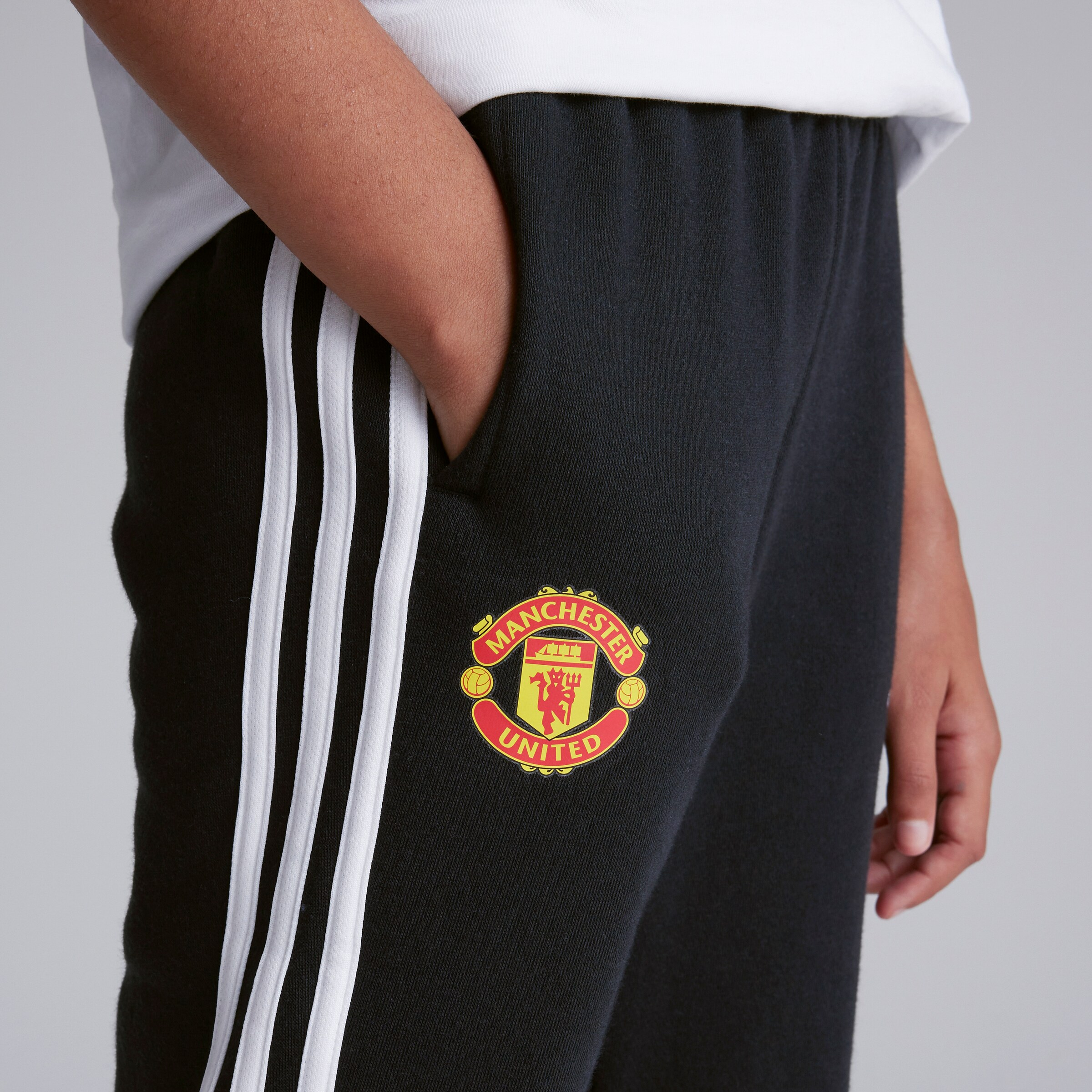 Manchester United x adidas Kids Tiberio 3-Stripes Colourblock Fleece Tracksuit Black/Red Noir Détail [6-7]