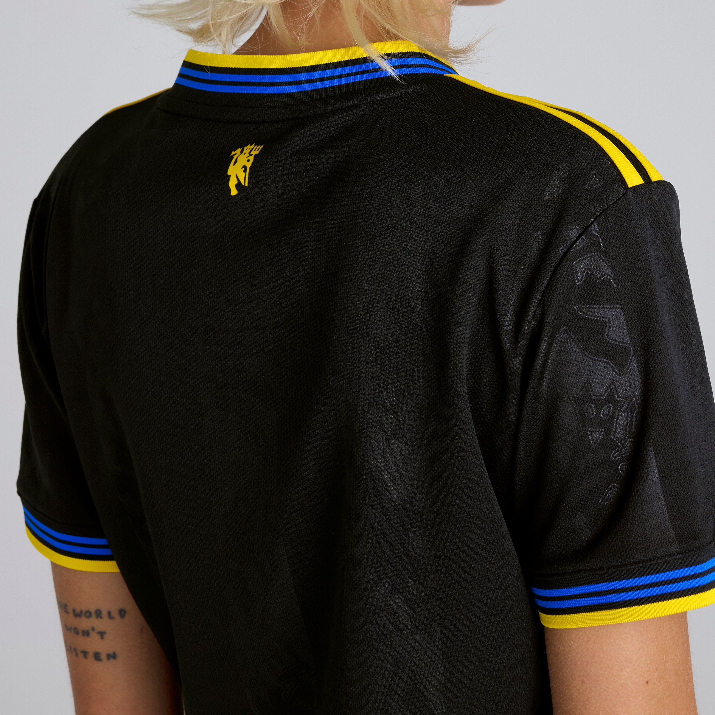 Manchester United 25/26 Cropped Third Jersey Black Detail [6-6]