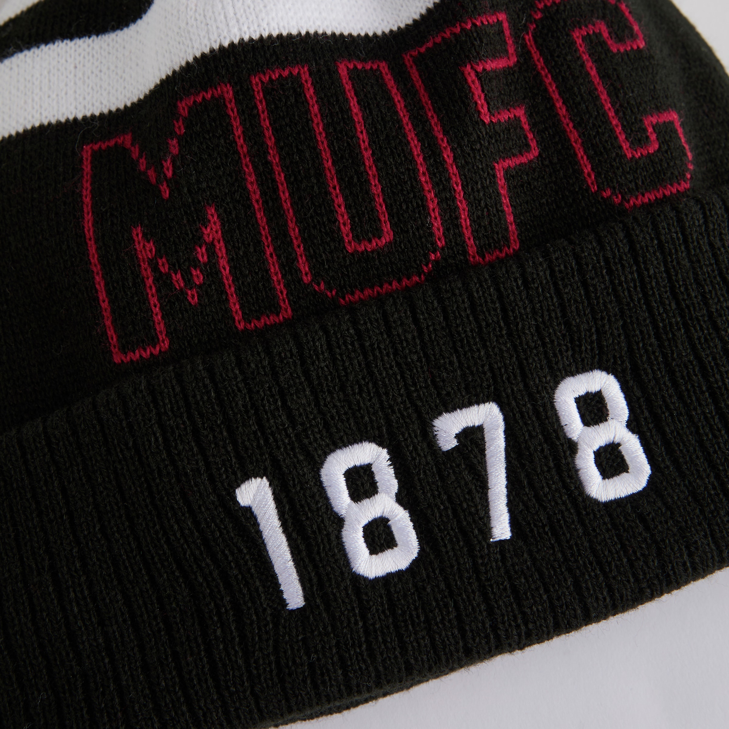 Manchester United x New Era Stripe Sport Bobble Beanie Black Black Detail [3-4]