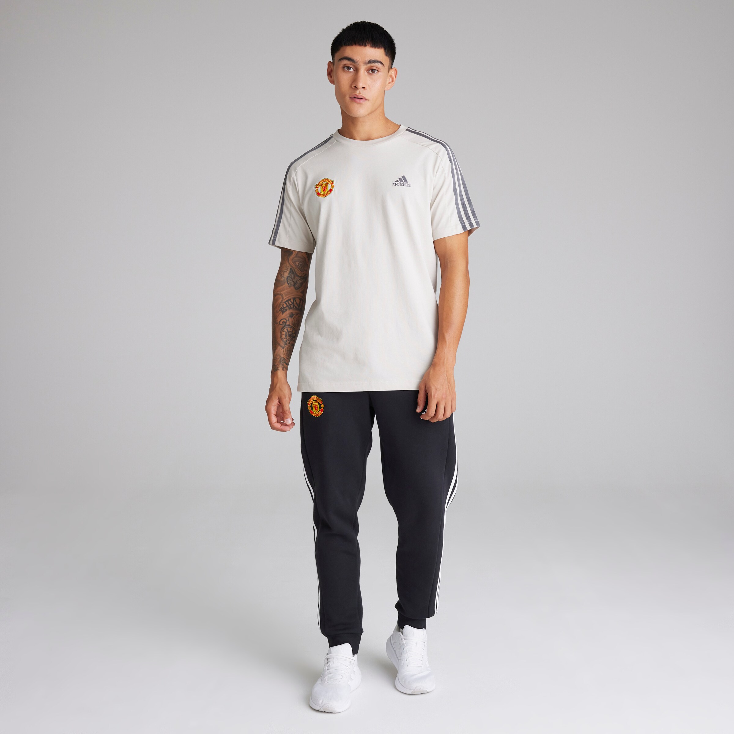 Manchester United x adidas Mens Essentials Single Jersey 3-Stripes T-Shirt Off White Blanc Détail [3-5]