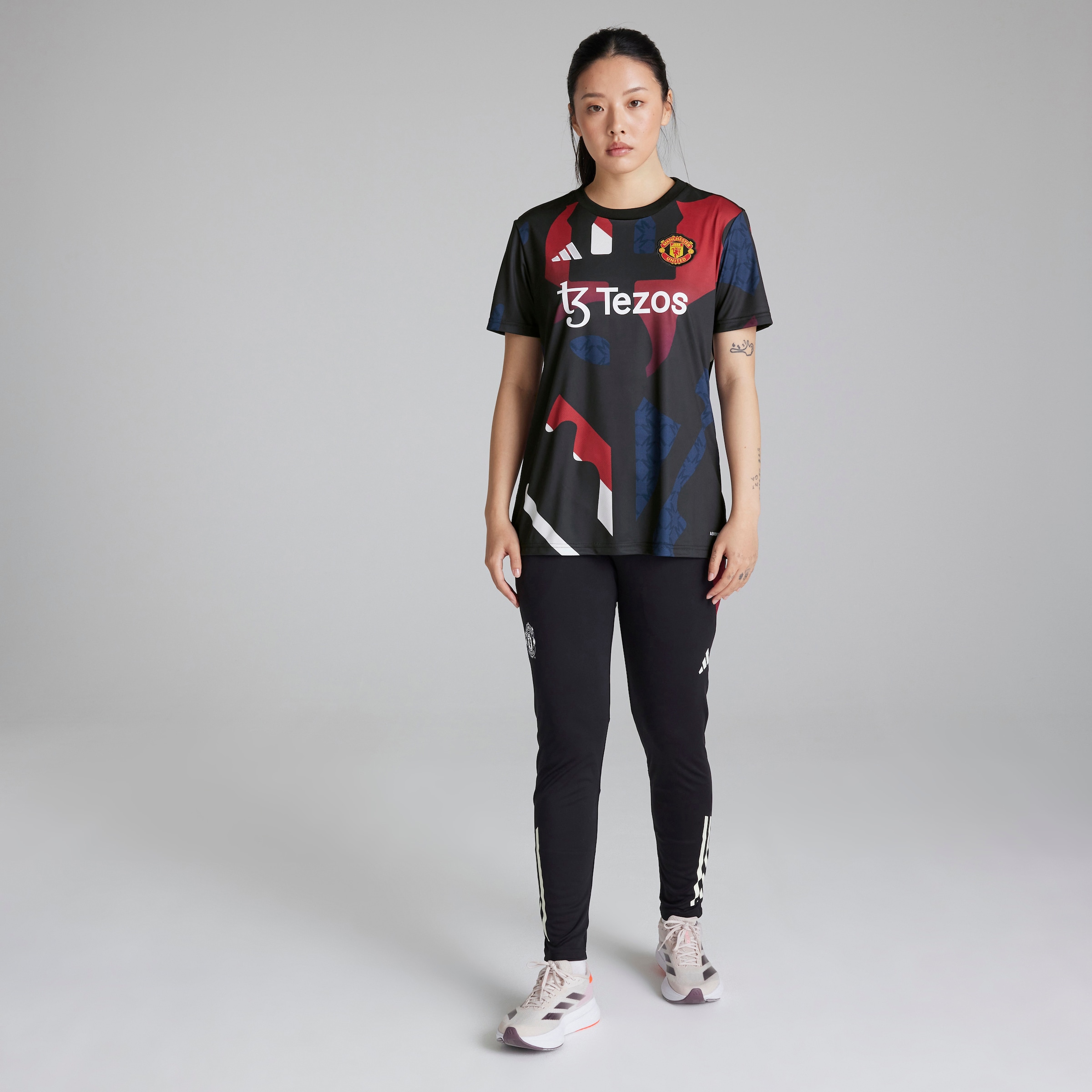 Manchester United Womens Pre-Match Jersey Black Black Detail [3-5]