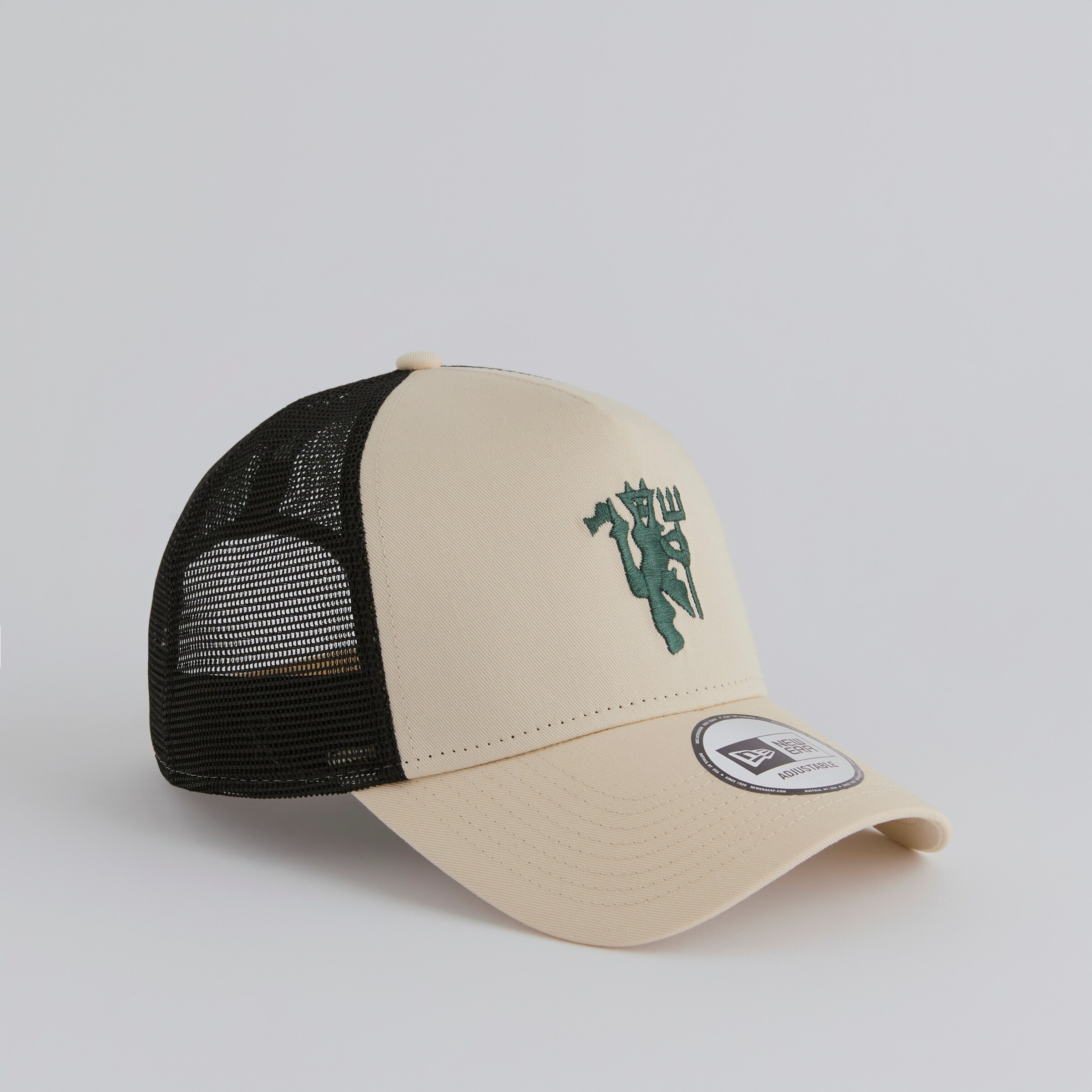 Manchester United x New Era Devil Trucker Cap Cream Beige Detail [2-5]