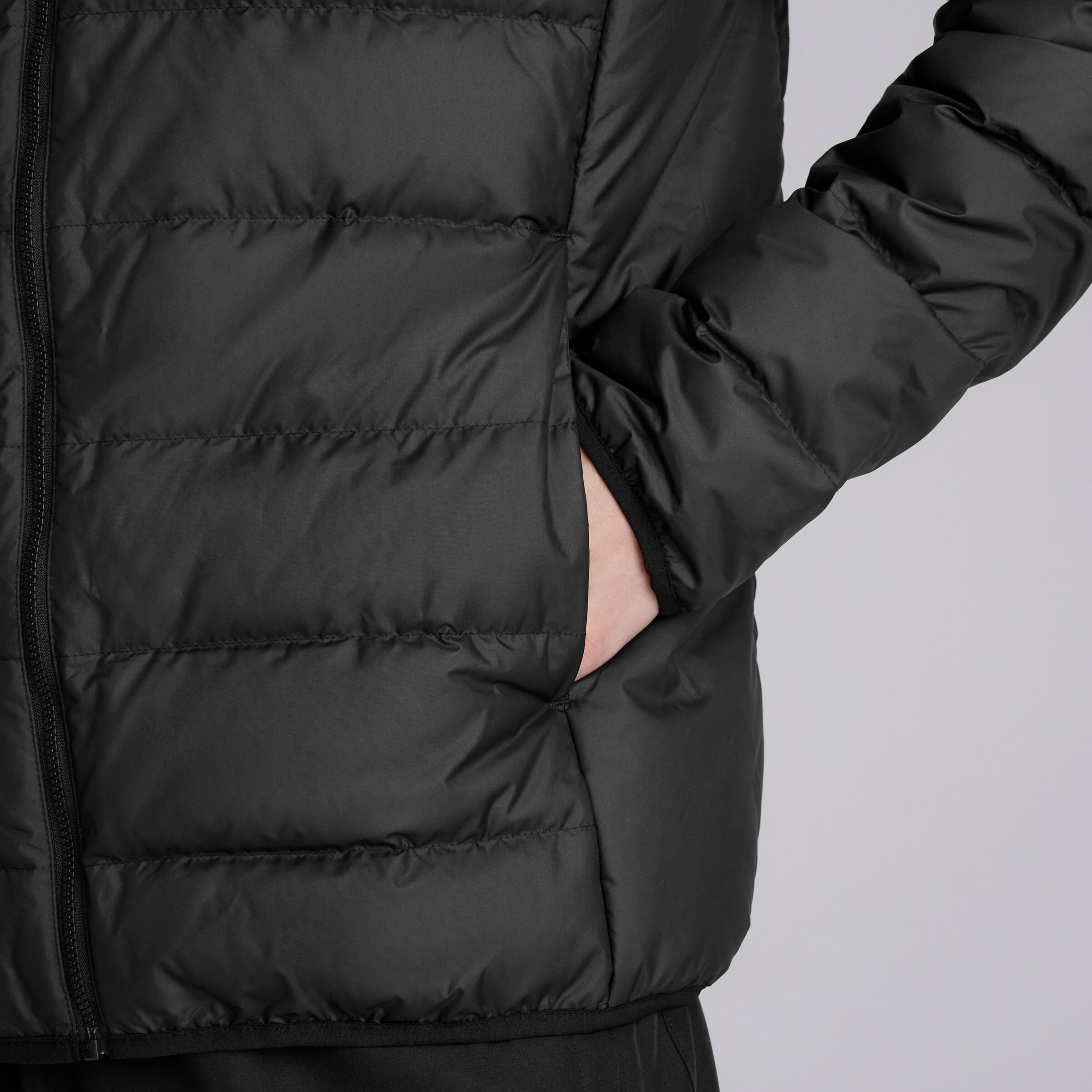 Manchester United x adidas Essentials Light Down Jacket Black Noir Détail [4-5]