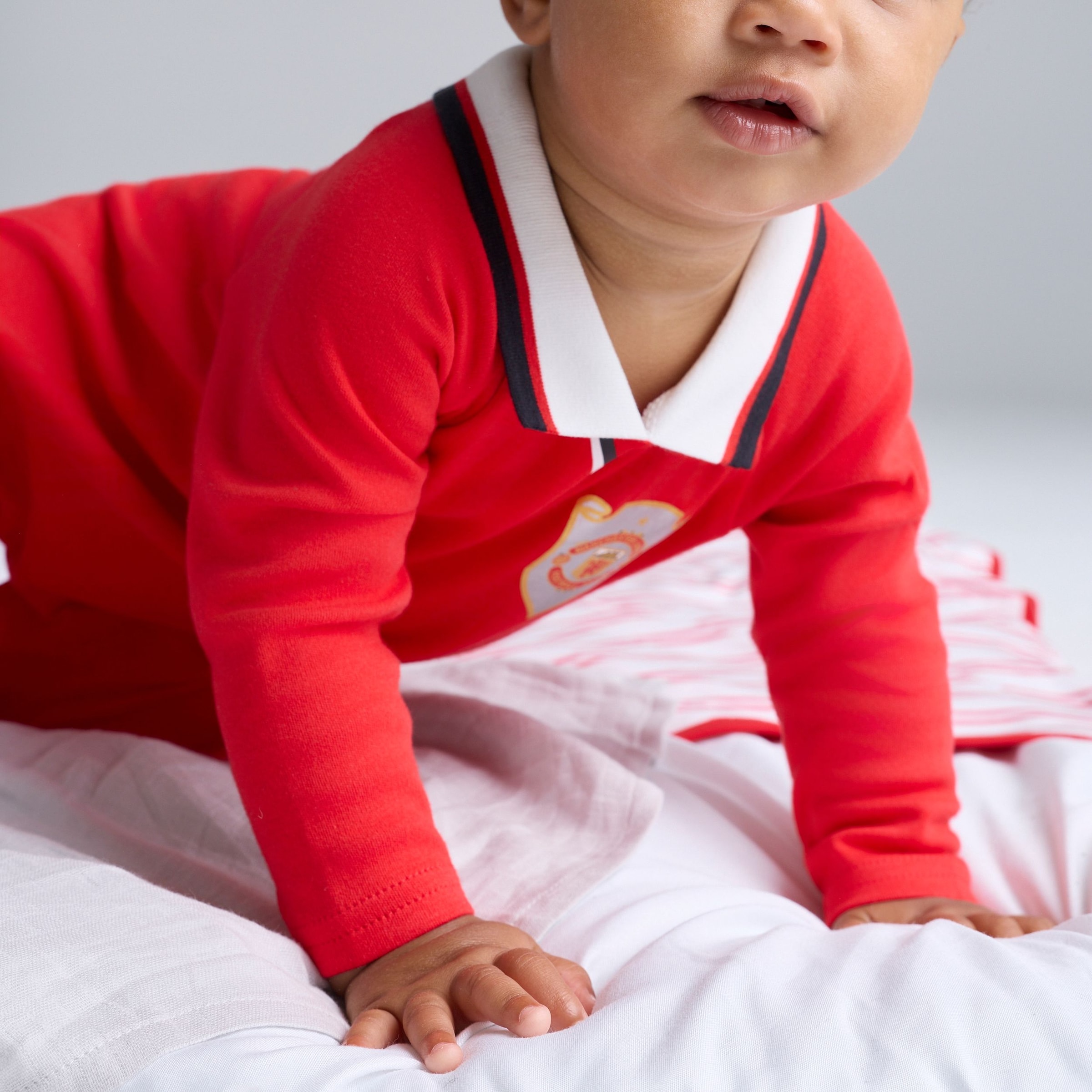 Manchester United Baby 1999 Retro Champions League Sleepsuit Red Red Detail [4-6]