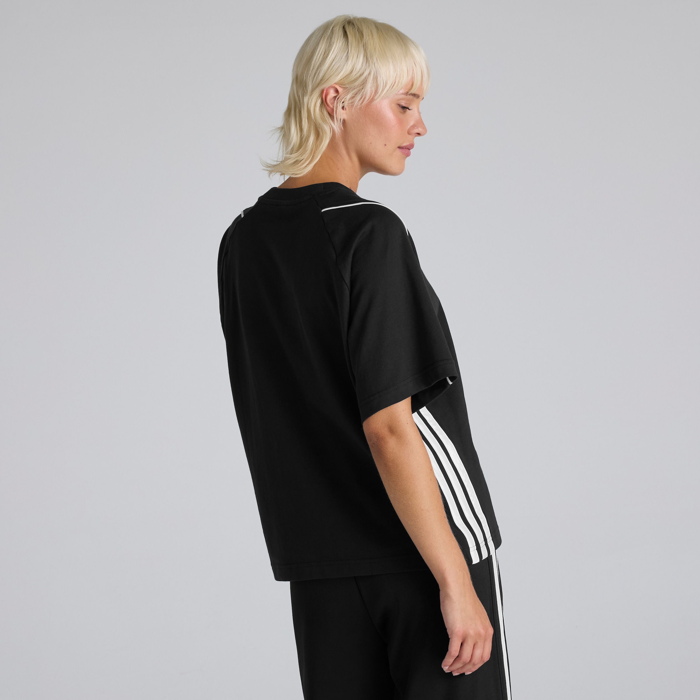 Manchester United x adidas Womens Stadium T-Shirt Black Noir Détail [2-5]