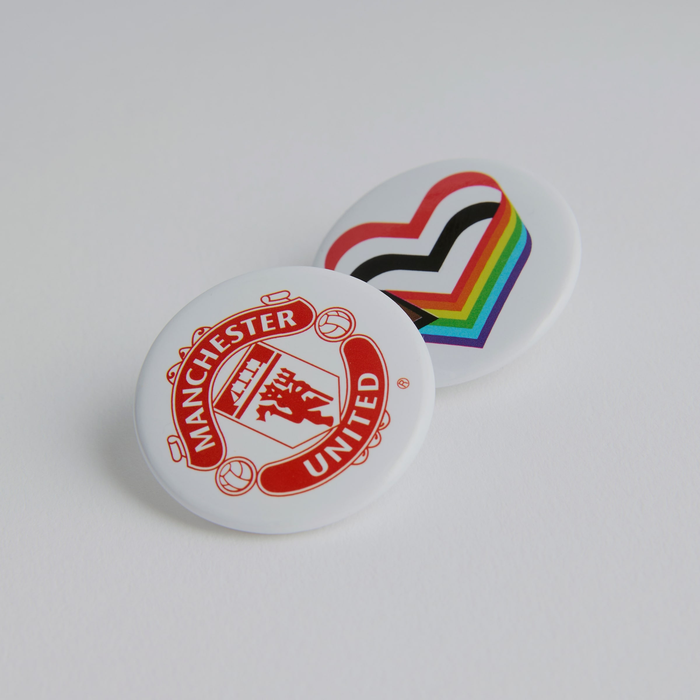 Manchester United Love United Button Badge Set White White Detail [3-4]
