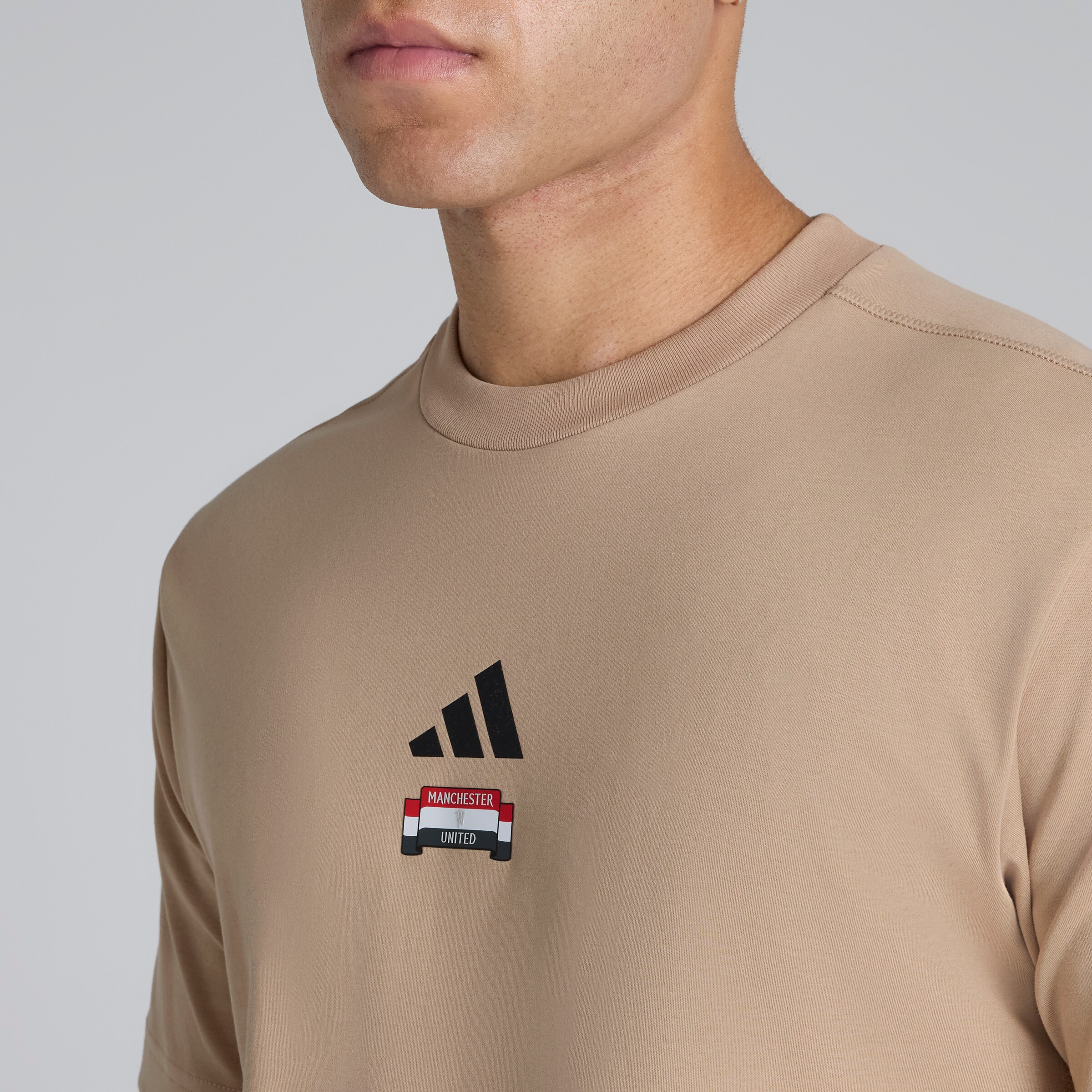 Manchester United x adidas City Escape T-Shirt Brown Marron Détail [4-4]