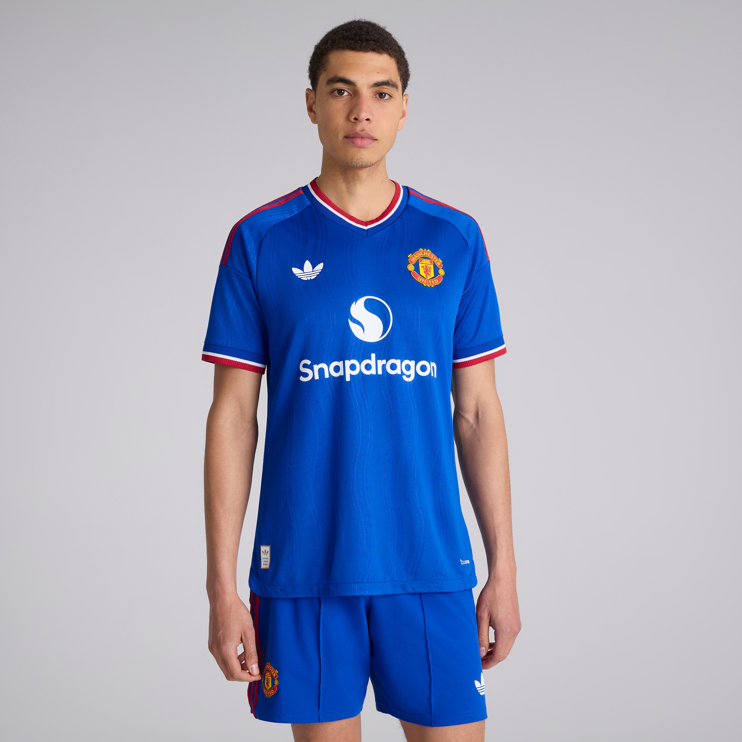 Manchester United 26/27 Away Authentic Jersey with Cunha 10 UCL Printing & Badge Bleu Détail [3-6]