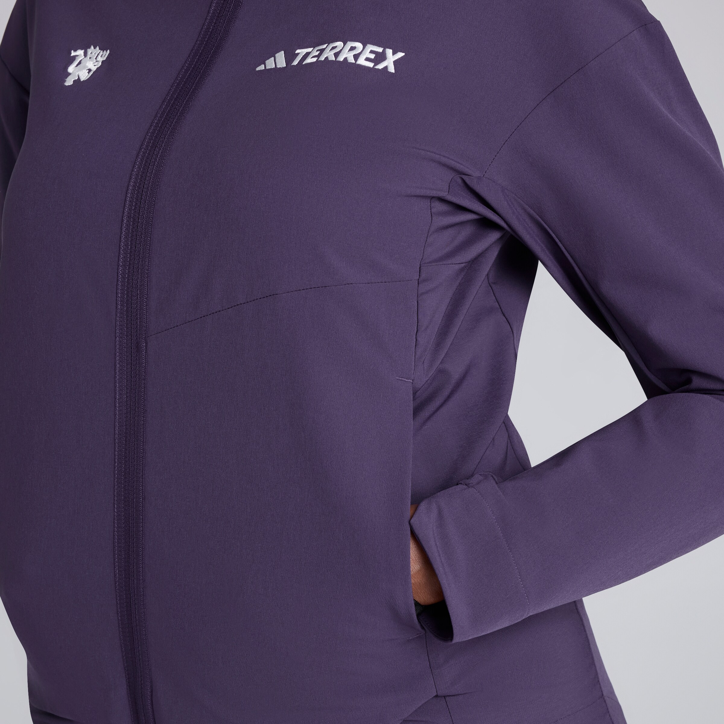 Manchester United x adidas Womens Terrex Multi Softshell Jacket Purple Violet Détail [5-6]