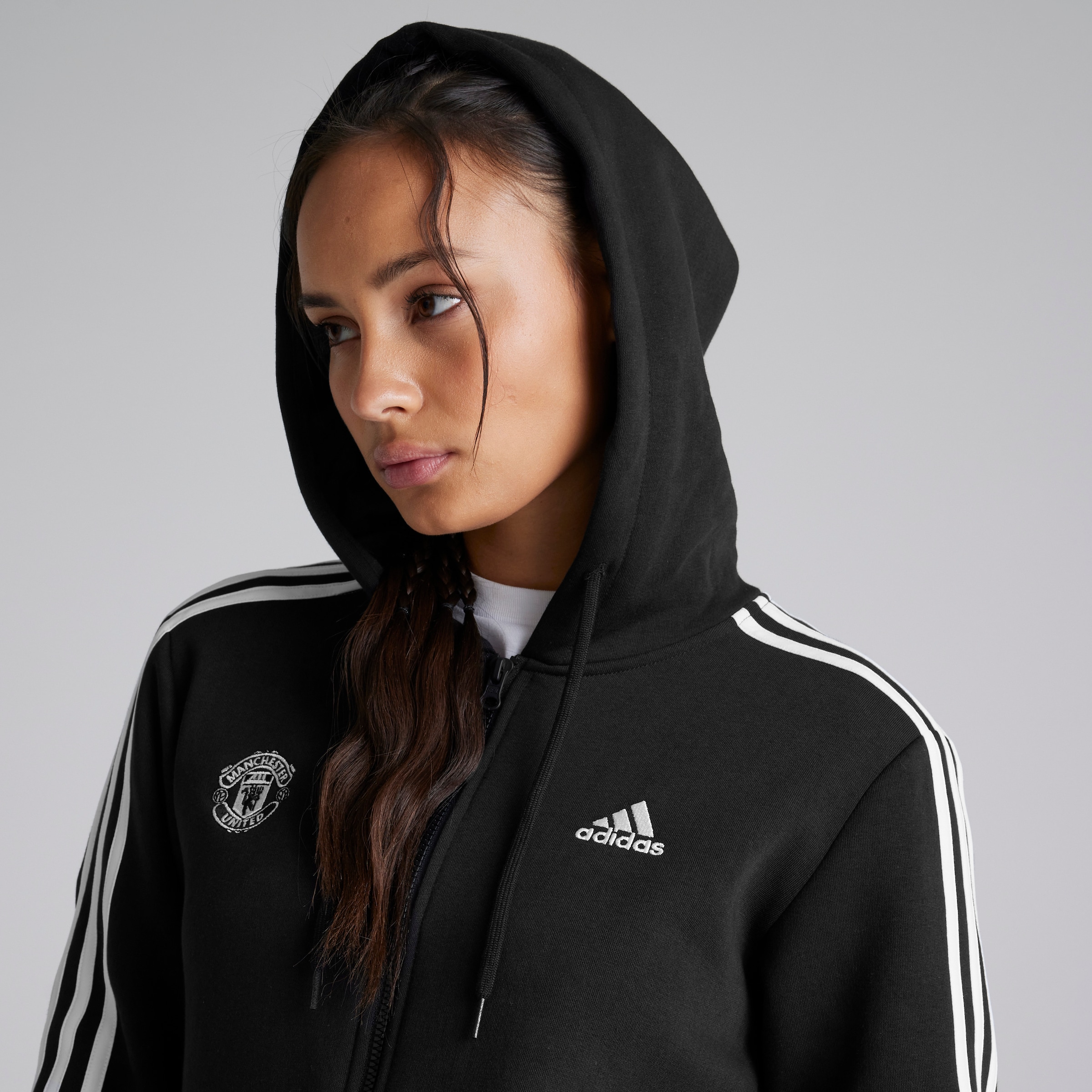 Kaufen Manchester United x adidas Damen Essentials 3 Streifen Kapuzen Fleecejacke Schwarz Manchester United Store