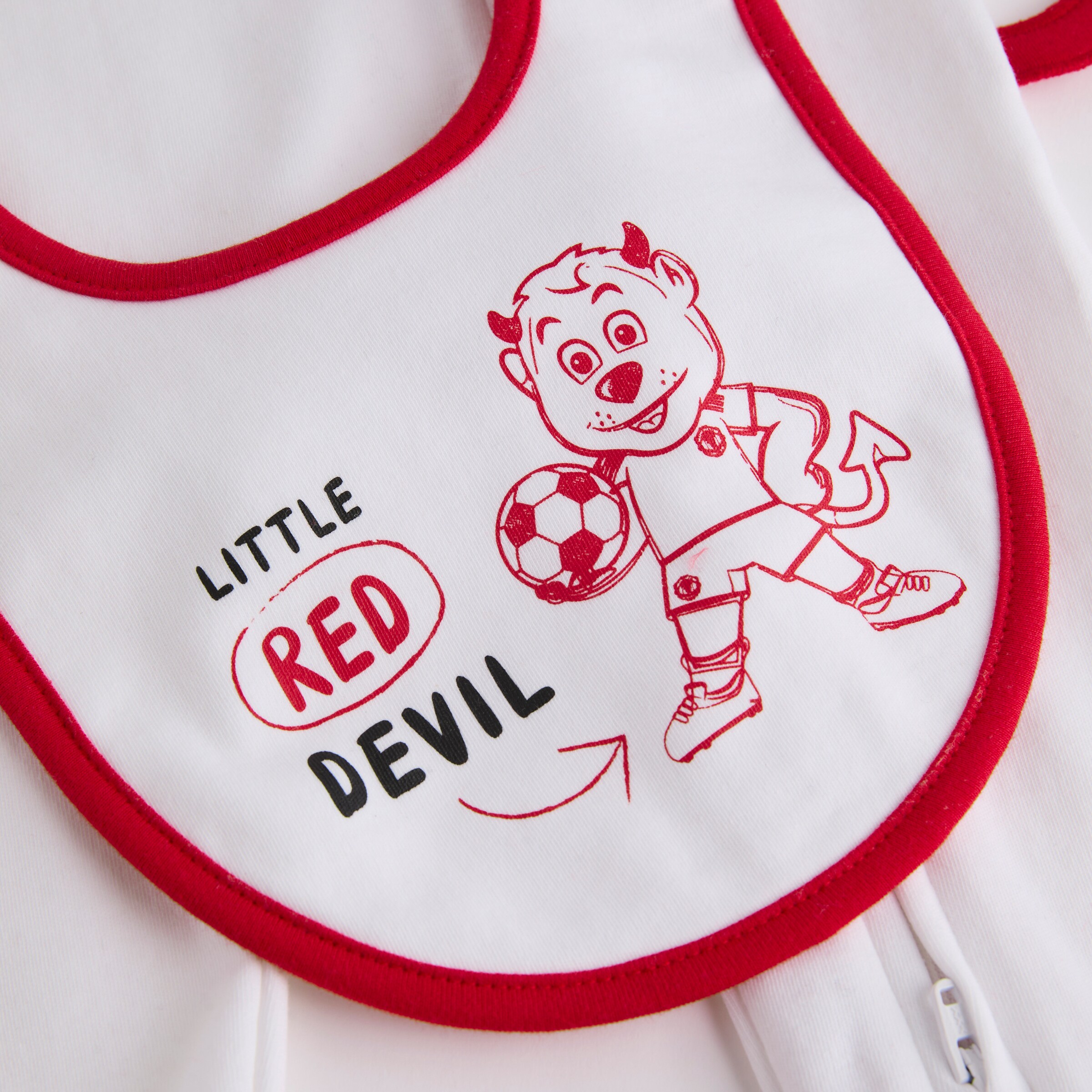 Manchester United Baby Little Devil Sleepsuit & Bib Set White Blanc Détail [4-4]