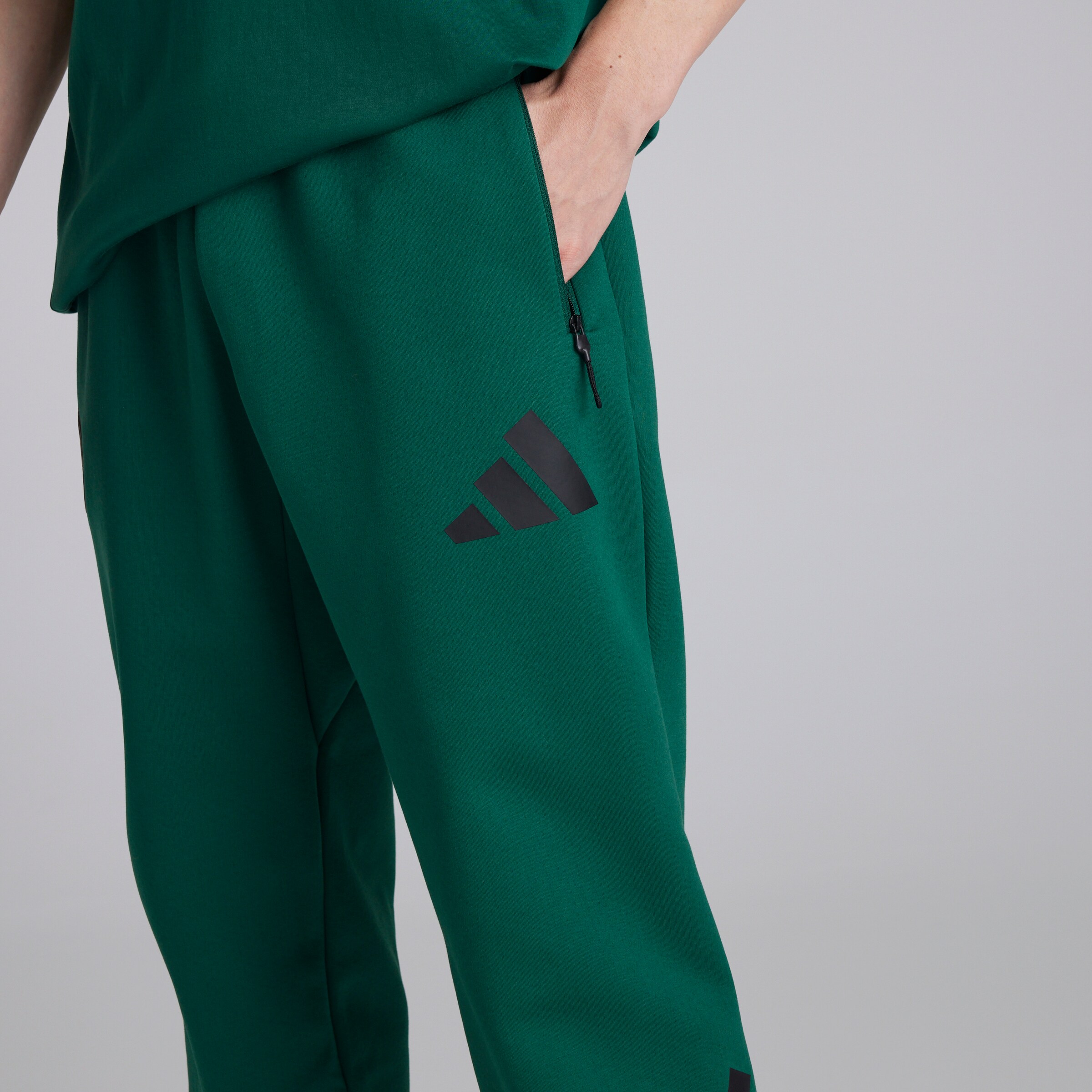 Manchester United x adidas Z.N.E. Tracksuit Bottoms Green Vert Détail [4-7]